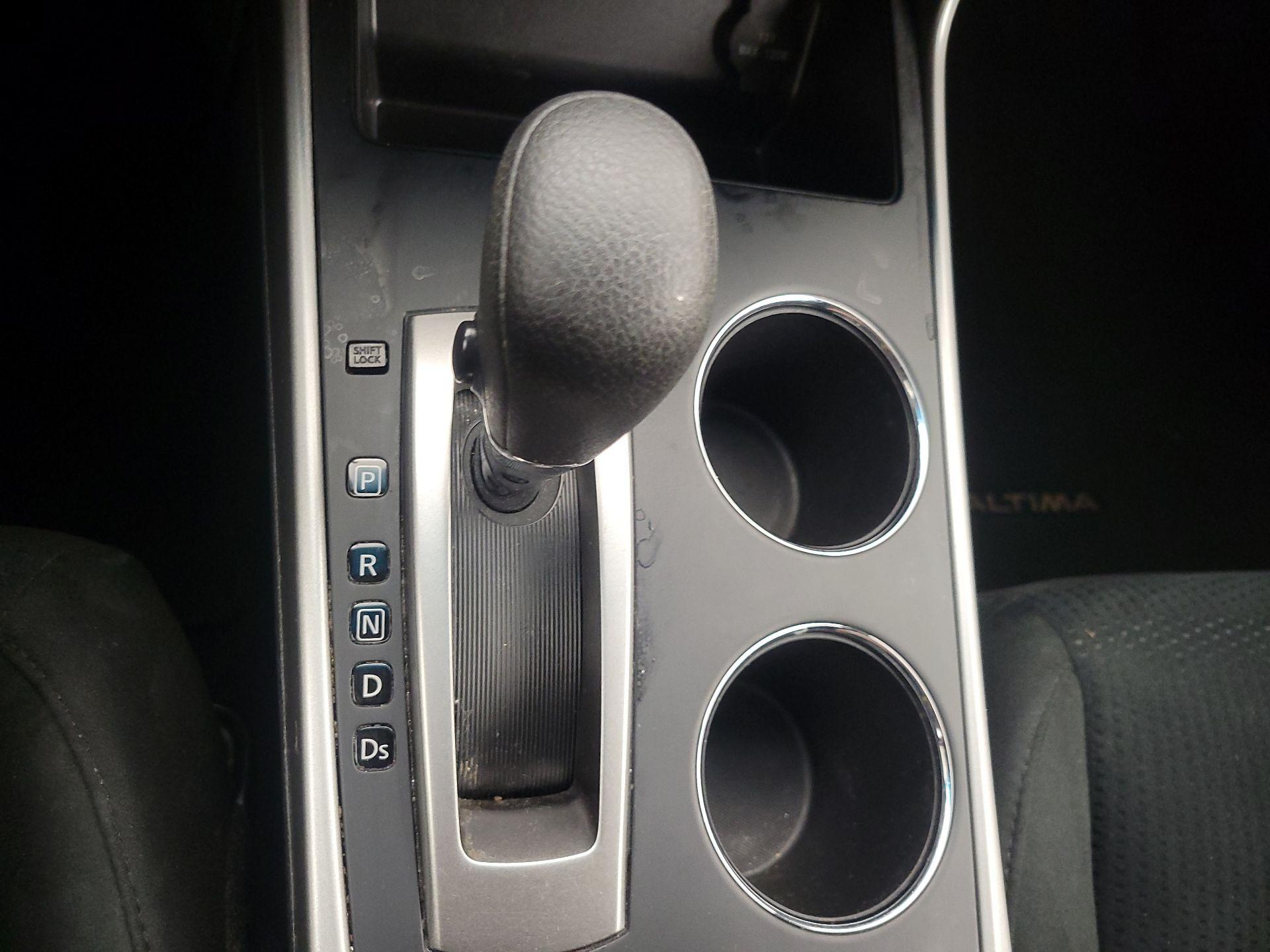 Thumbnail: 2015 Nissan Altima - 16