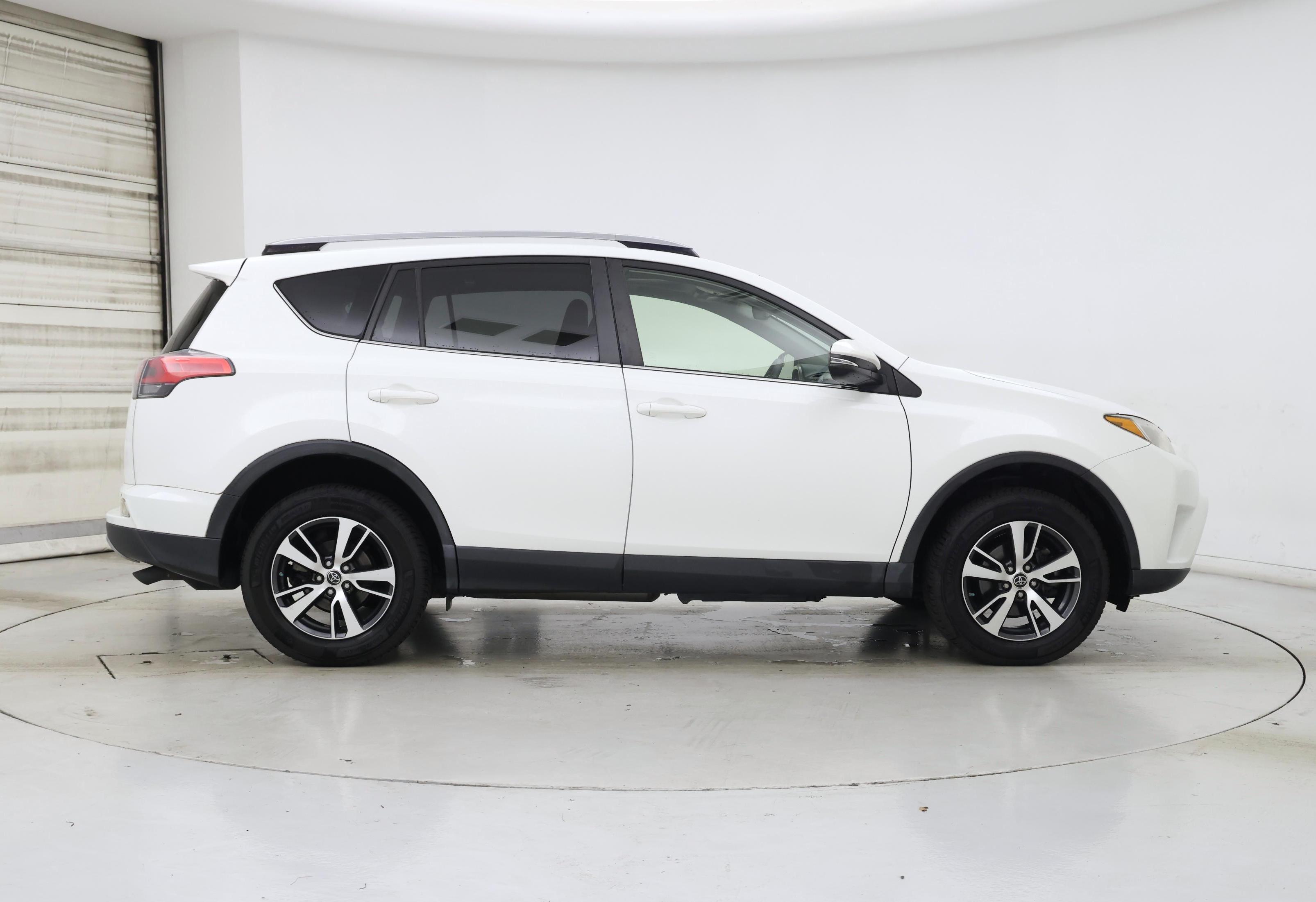 Thumbnail: 2017 Toyota RAV4 - 7