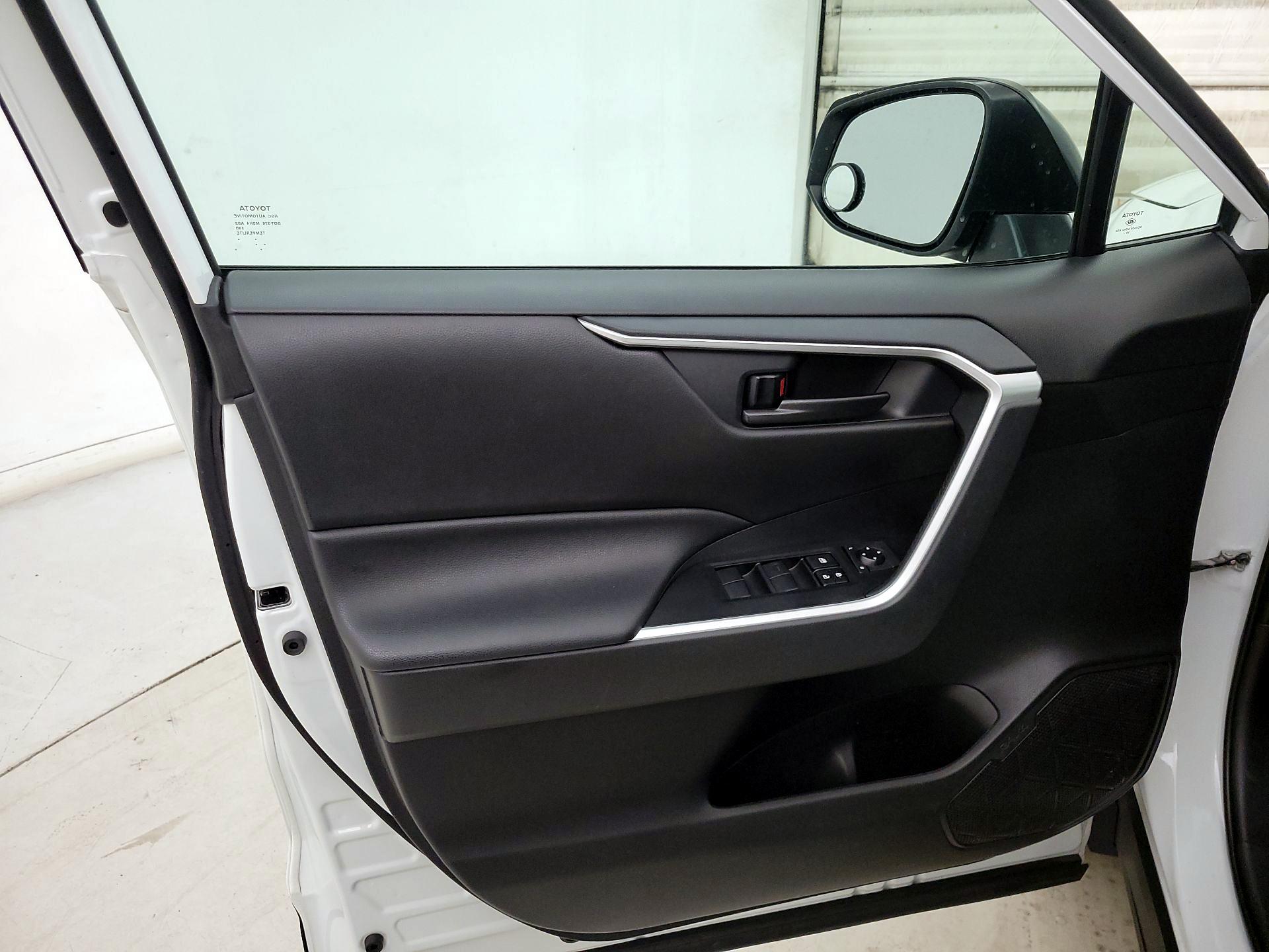 Thumbnail: 2020 Toyota RAV4 - 10