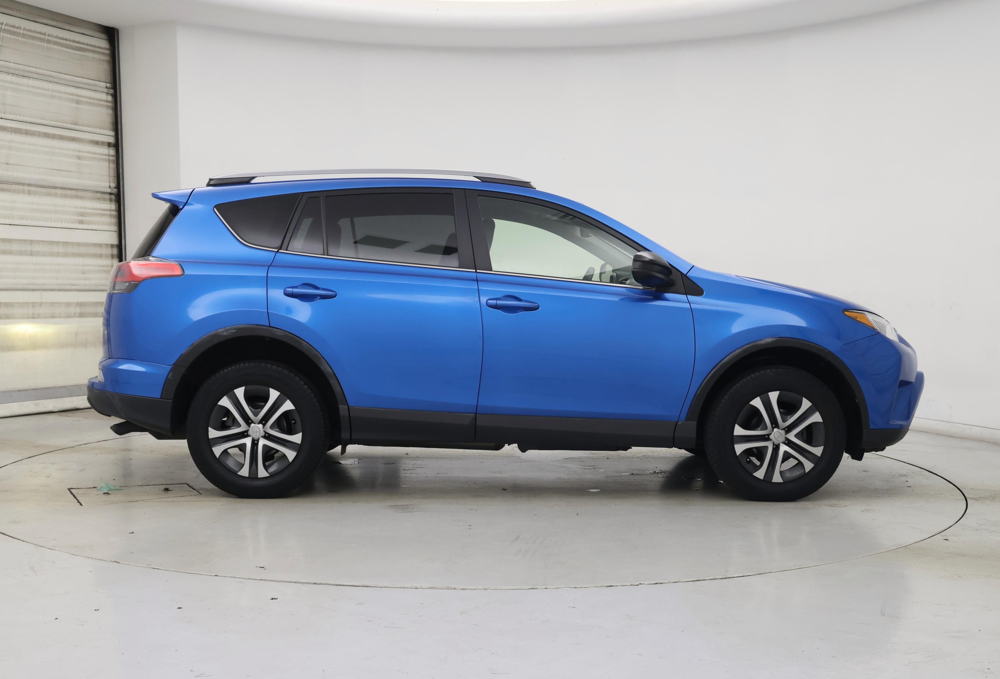 Thumbnail: 2017 Toyota RAV4 - 7