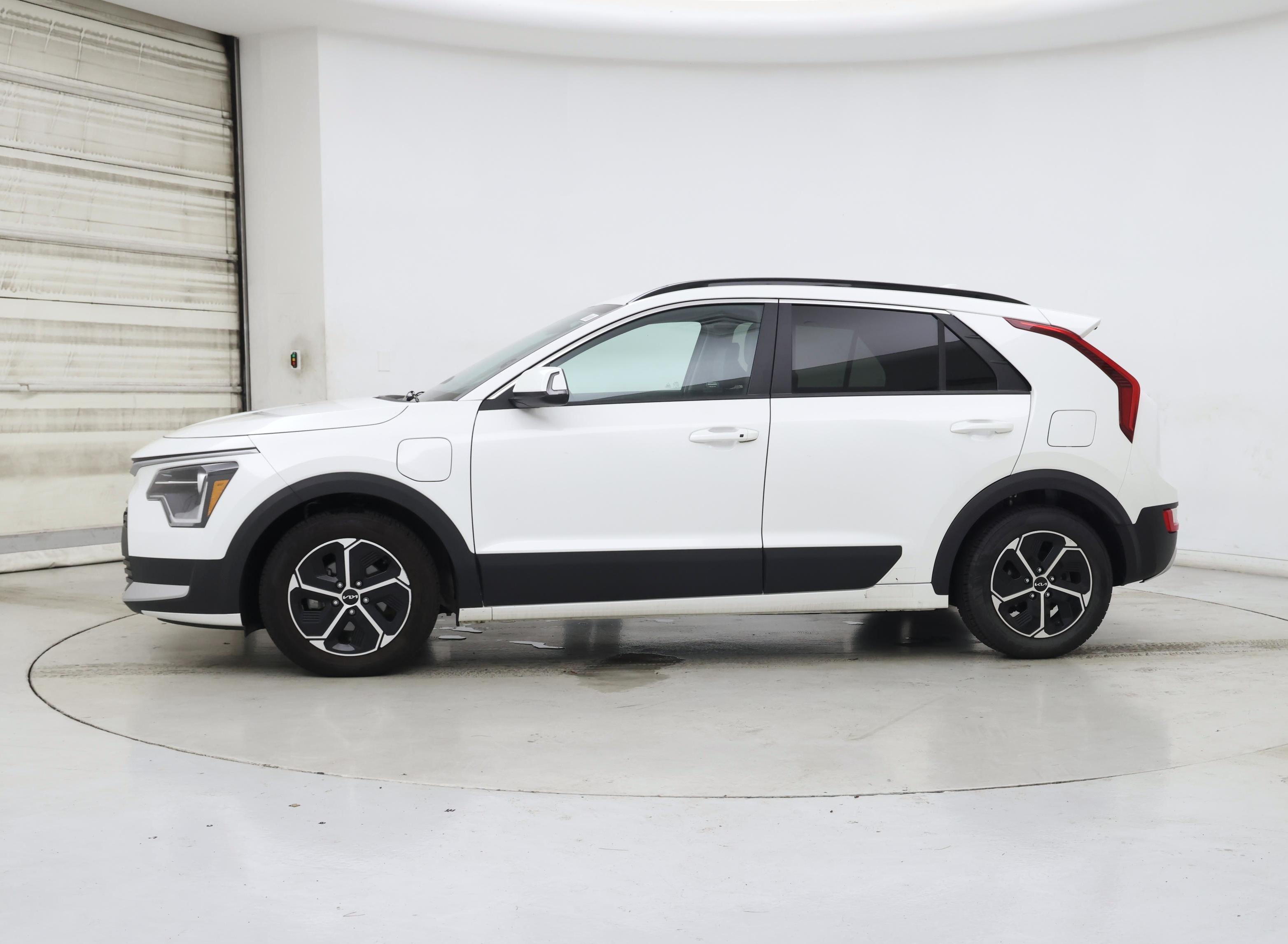 Thumbnail: 2023 Kia Niro - 3