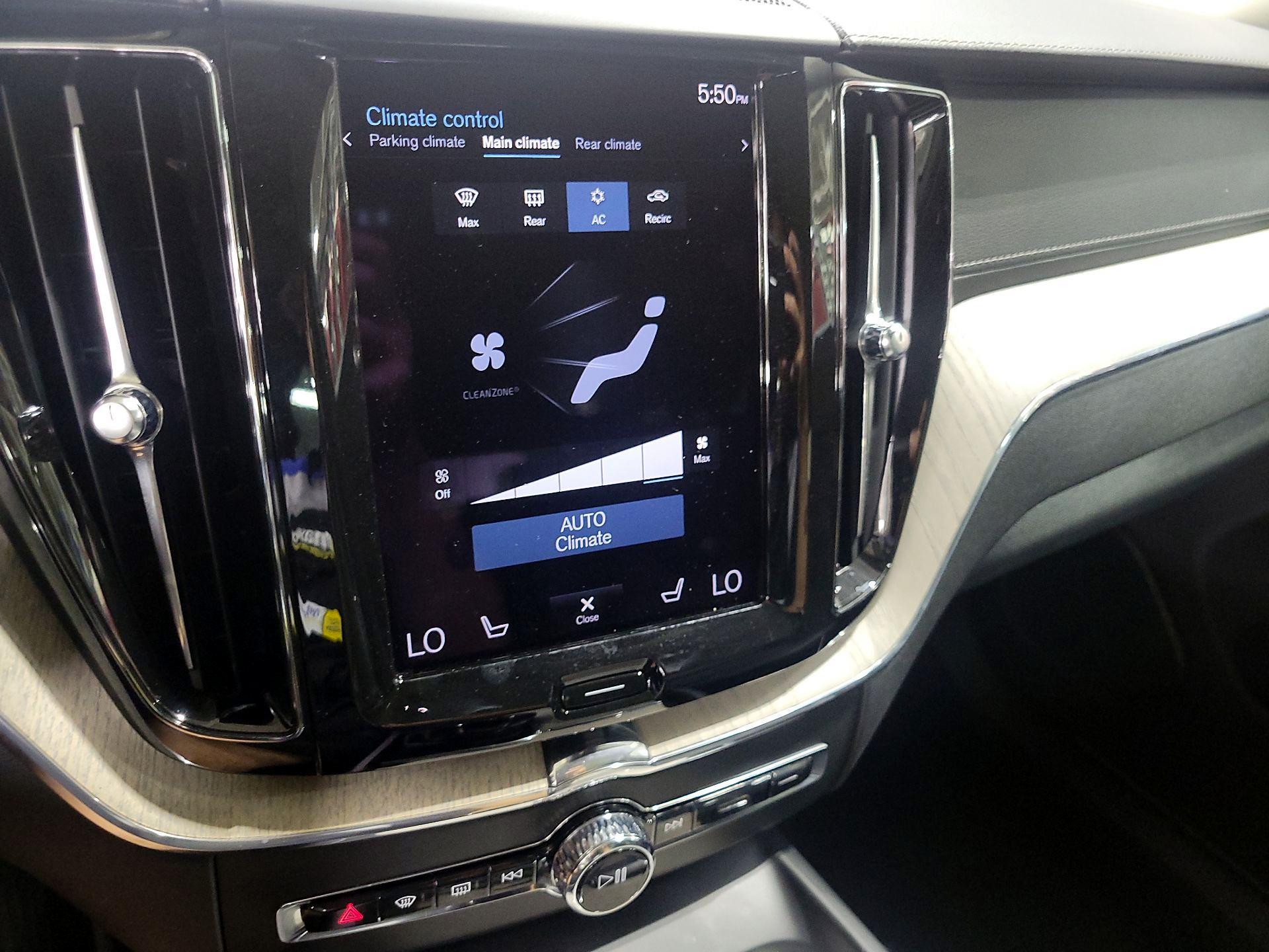 Thumbnail: 2021 Volvo XC60 - 17