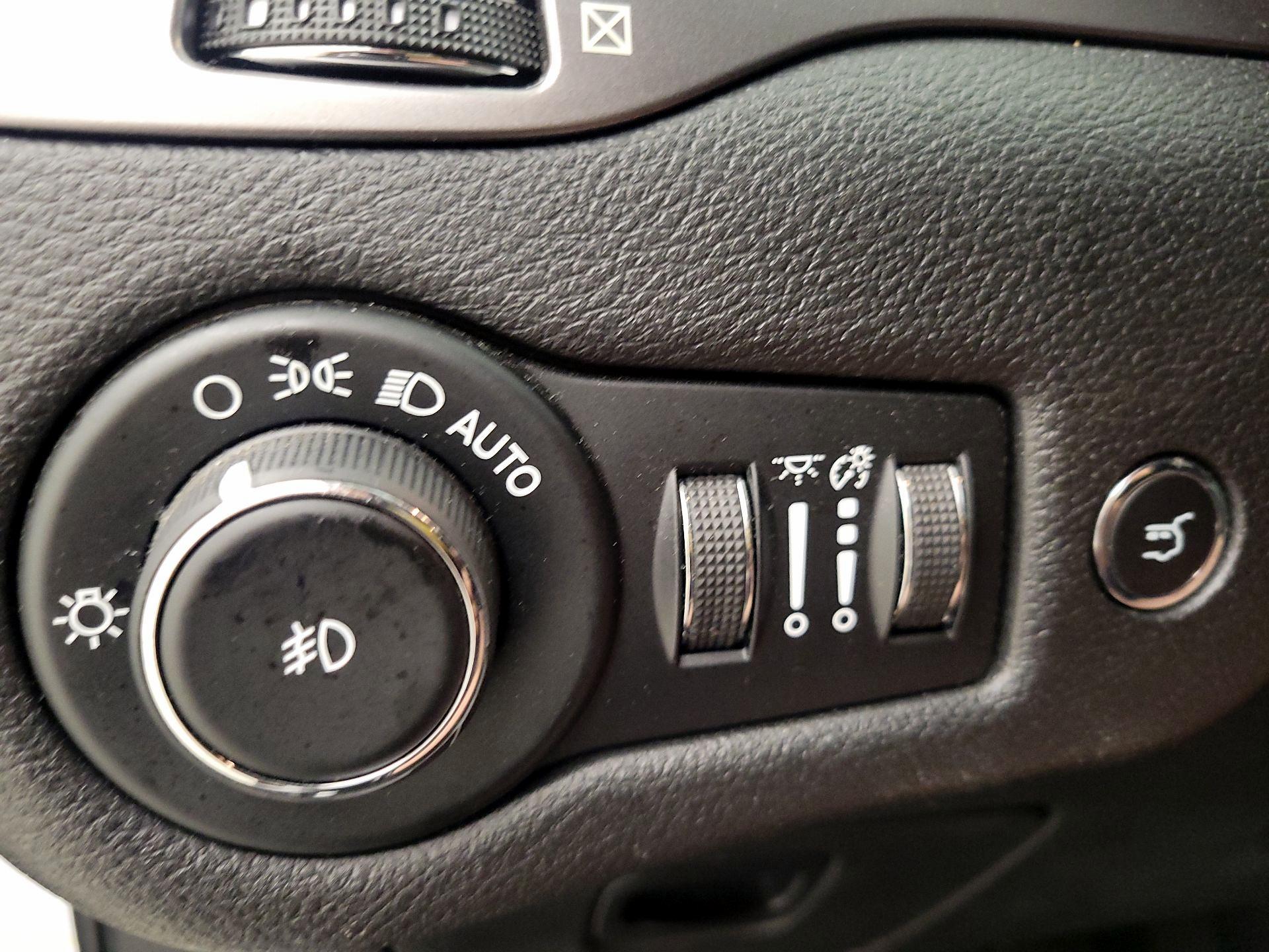 Thumbnail: 2019 Jeep Cherokee - 13
