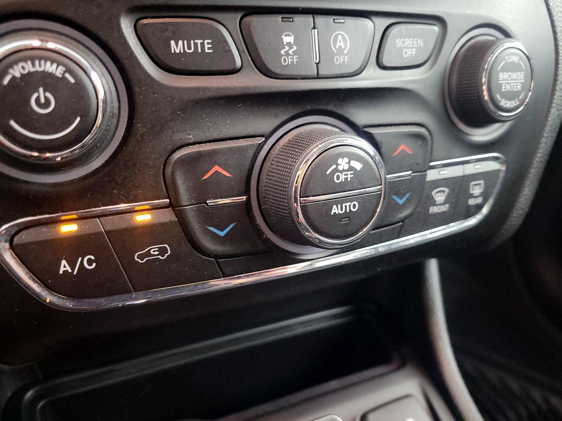 Thumbnail: 2019 Jeep Cherokee - 16