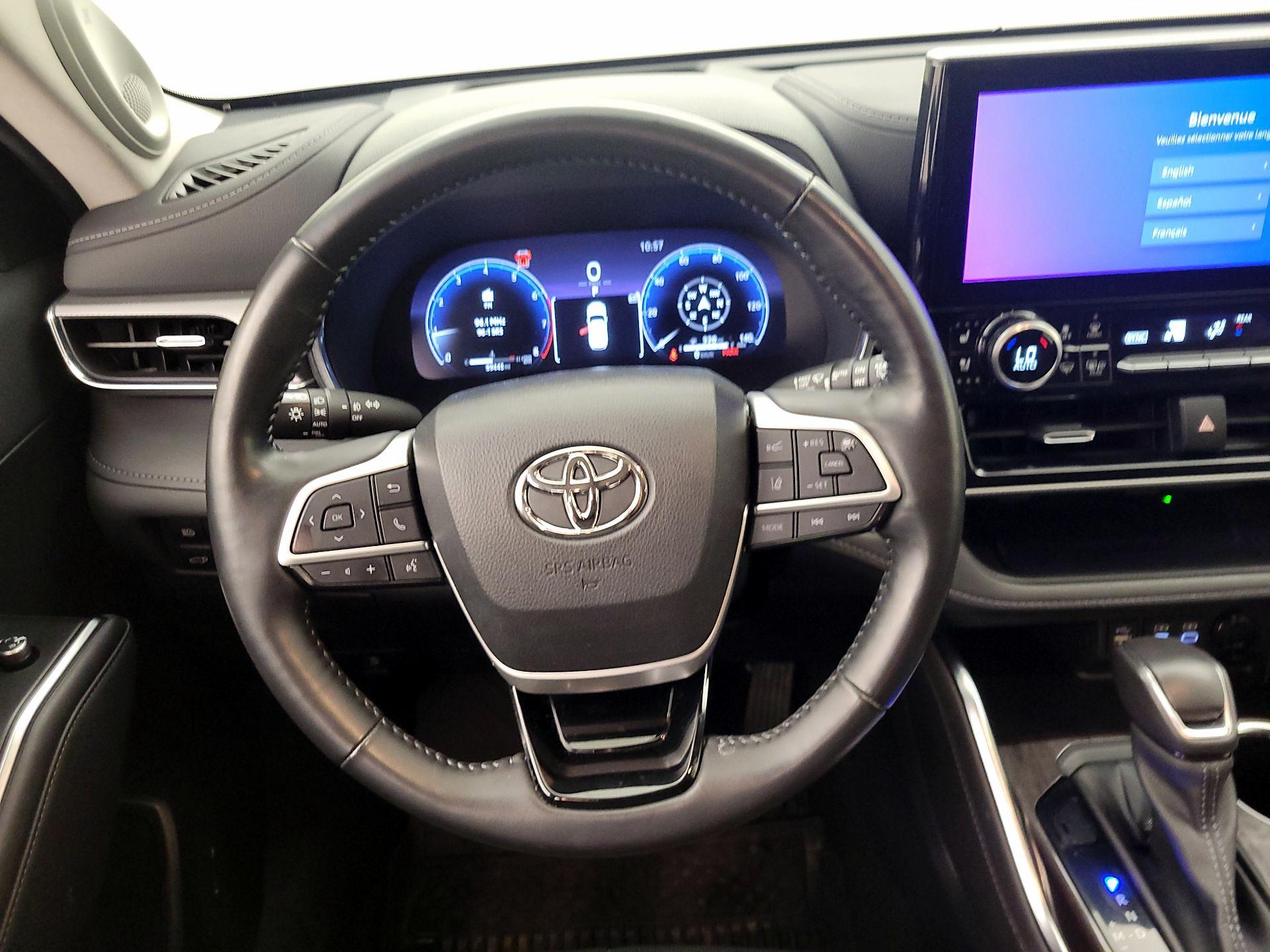 Thumbnail: 2023 Toyota Highlander - 10