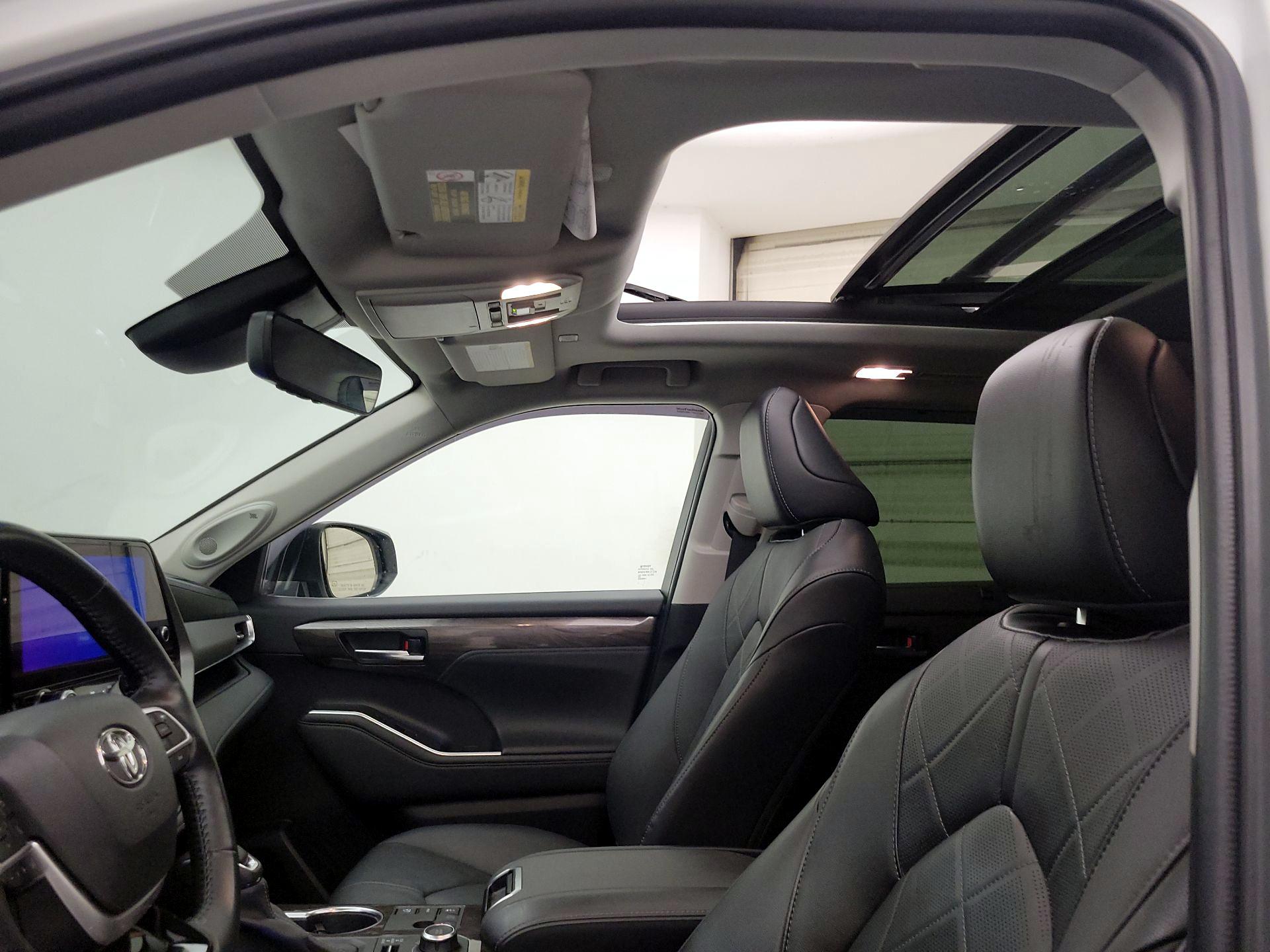 Thumbnail: 2023 Toyota Highlander - 19