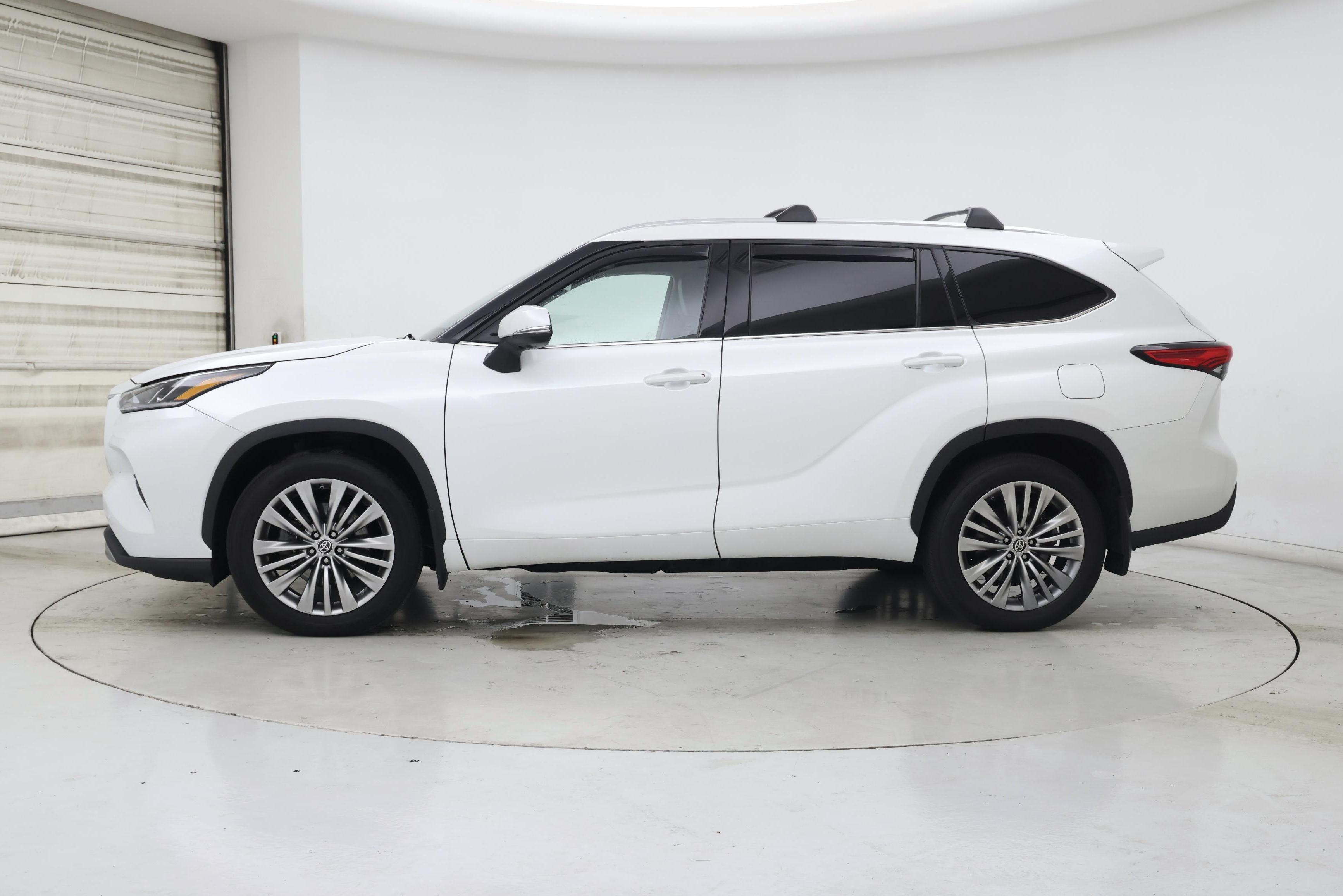 Thumbnail: 2023 Toyota Highlander - 3