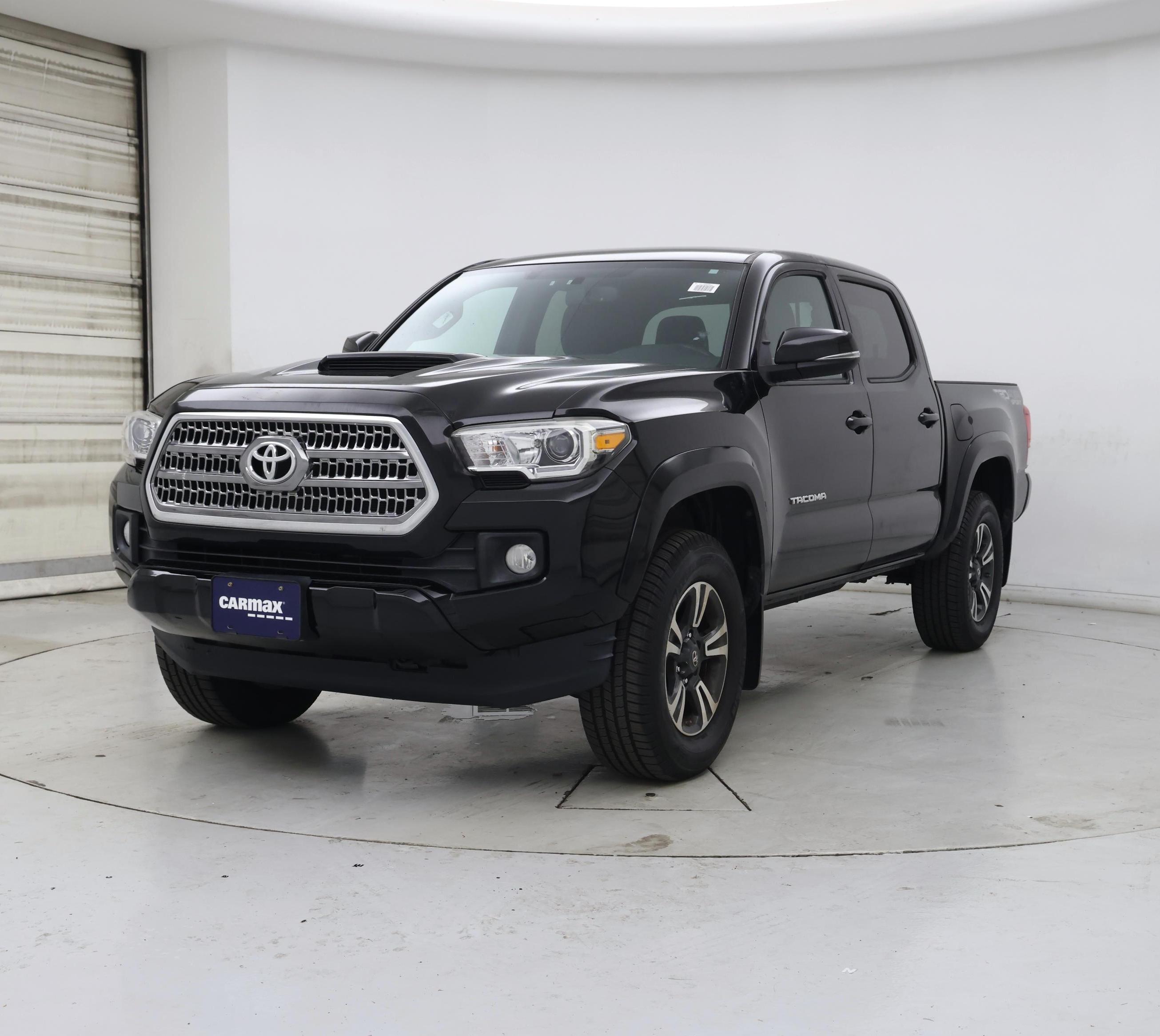 Thumbnail: 2017 Toyota Tacoma - 4