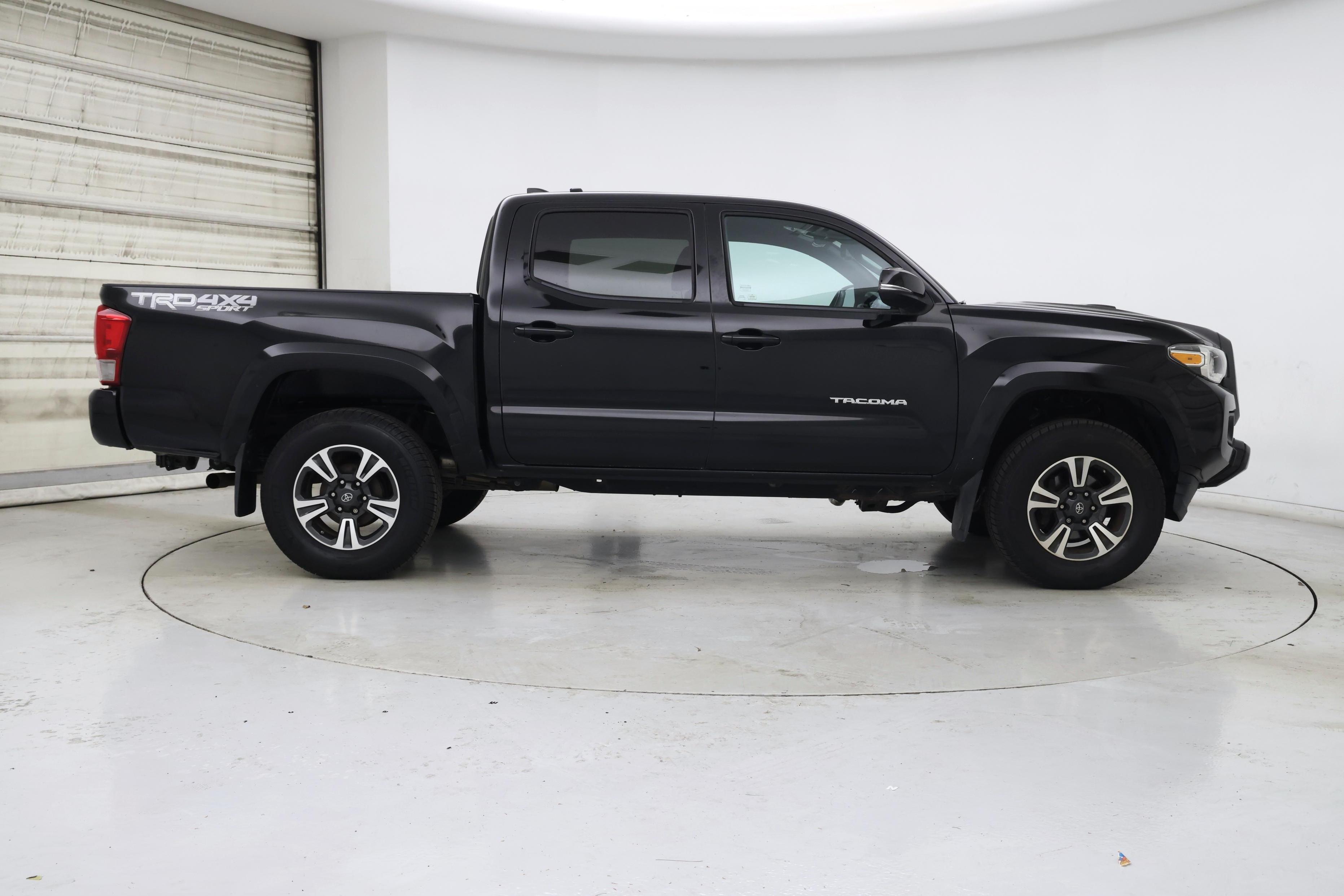 Thumbnail: 2017 Toyota Tacoma - 7