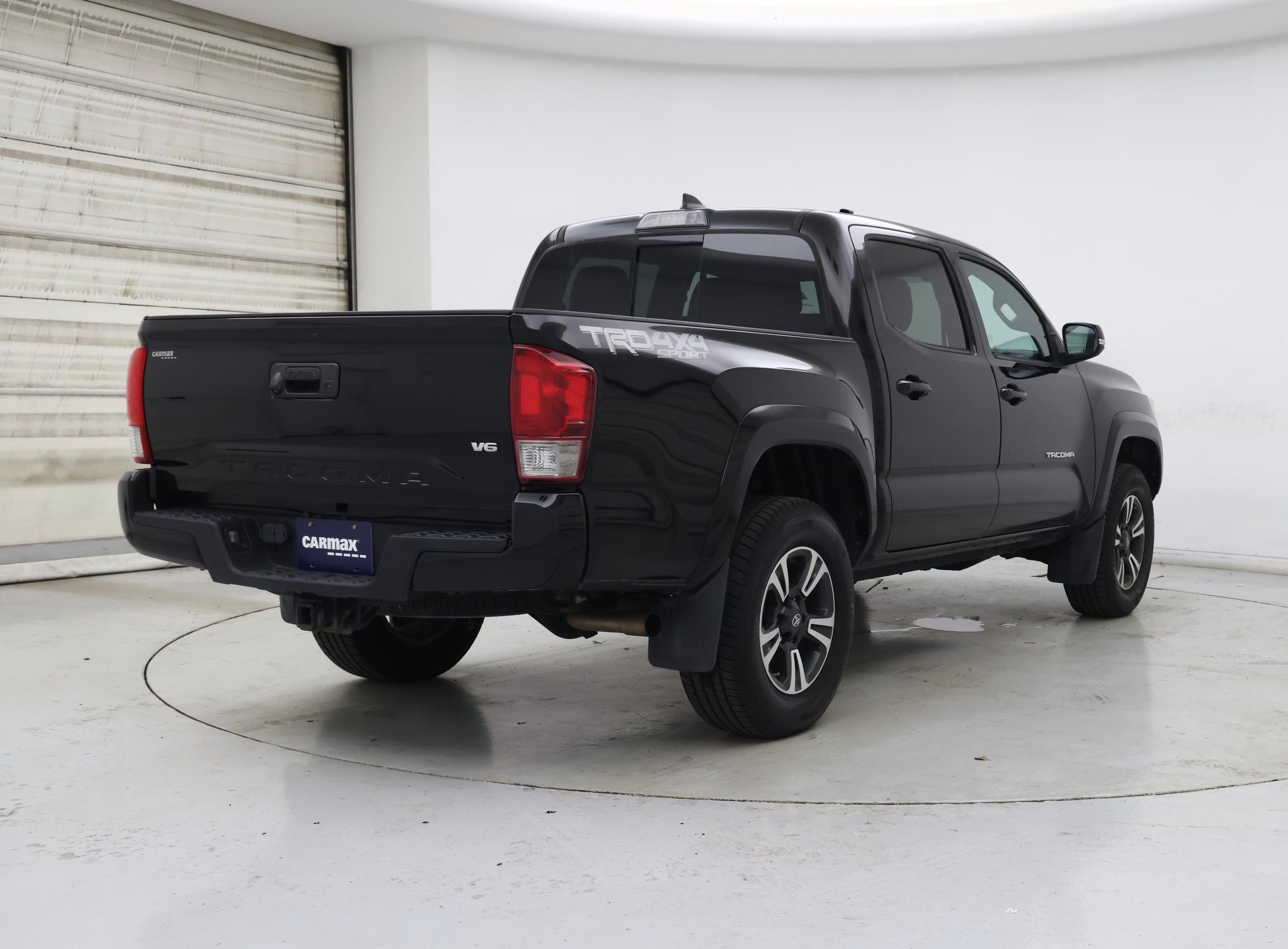 Thumbnail: 2017 Toyota Tacoma - 8