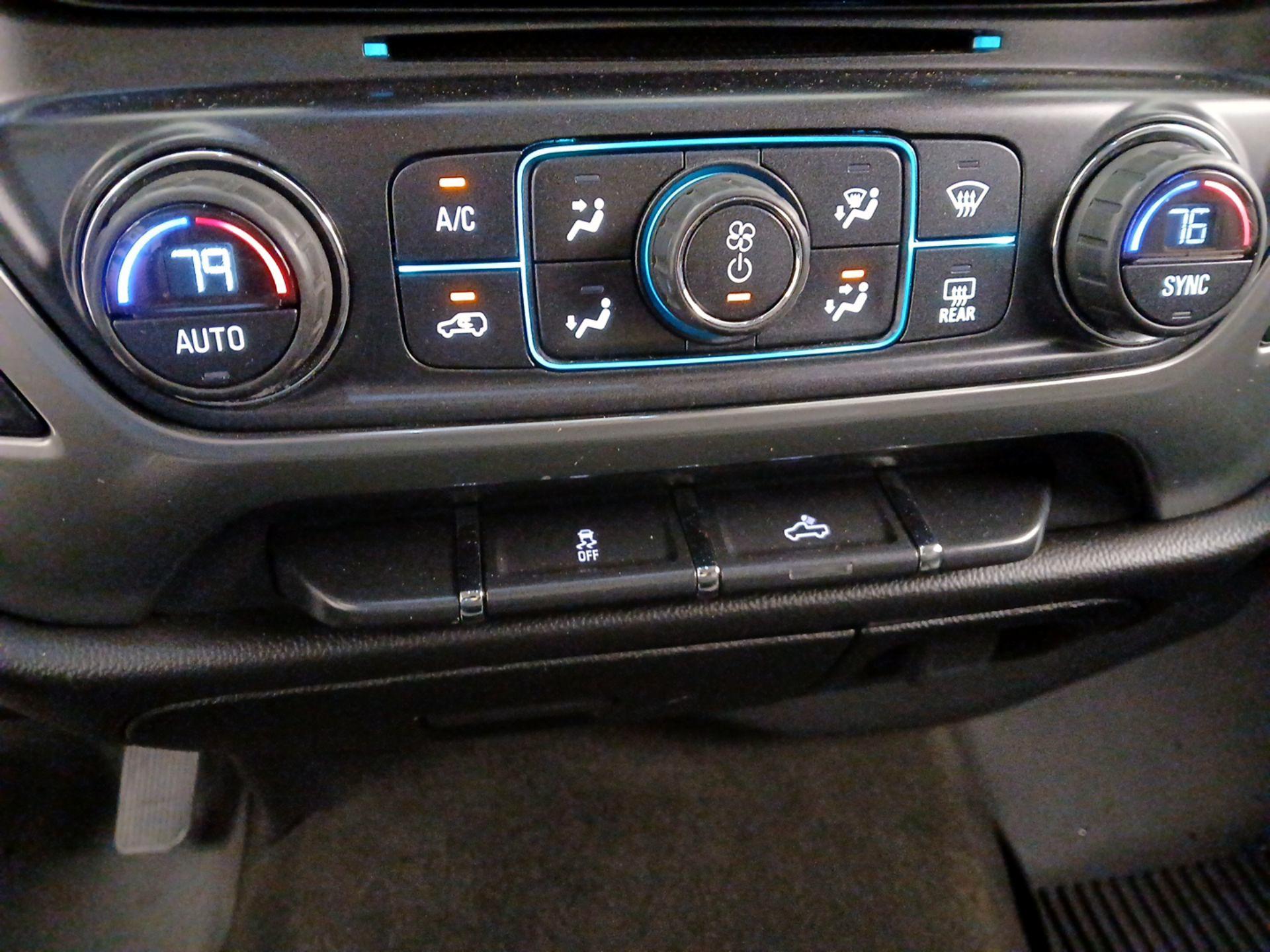 Thumbnail: 2015 Chevrolet Silverado 1500 - 16