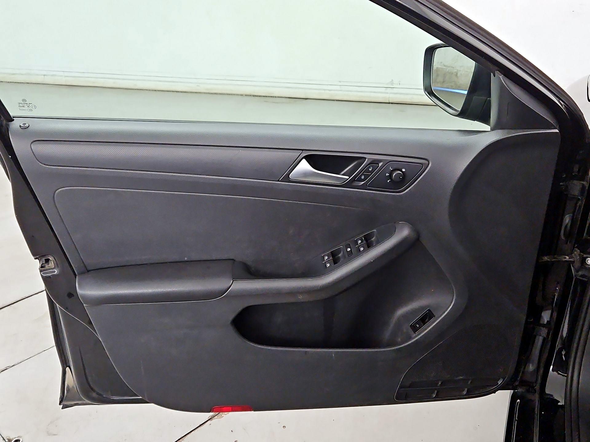 Thumbnail: 2014 Volkswagen Jetta - 12