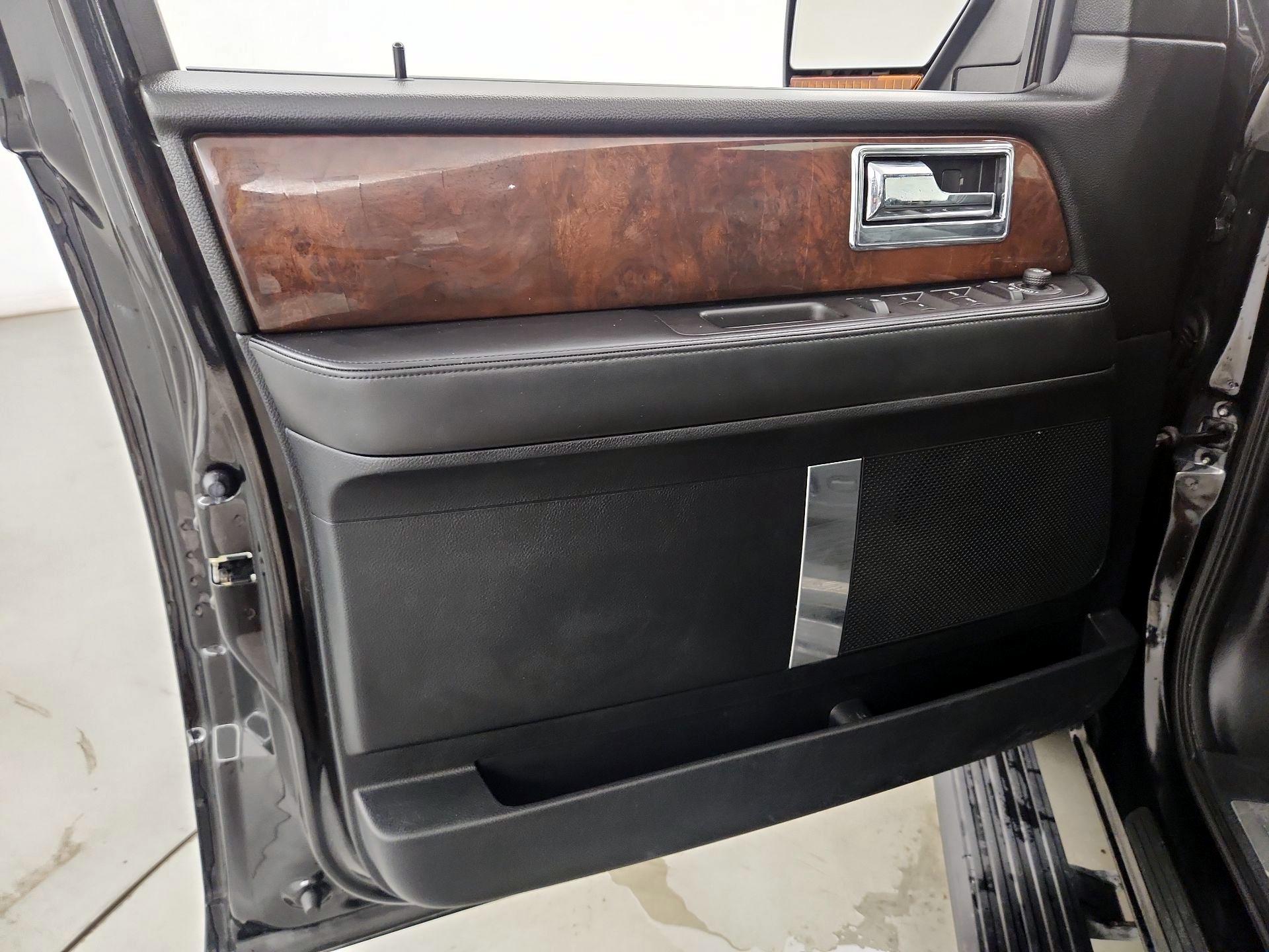 Thumbnail: 2015 Lincoln Navigator - 12
