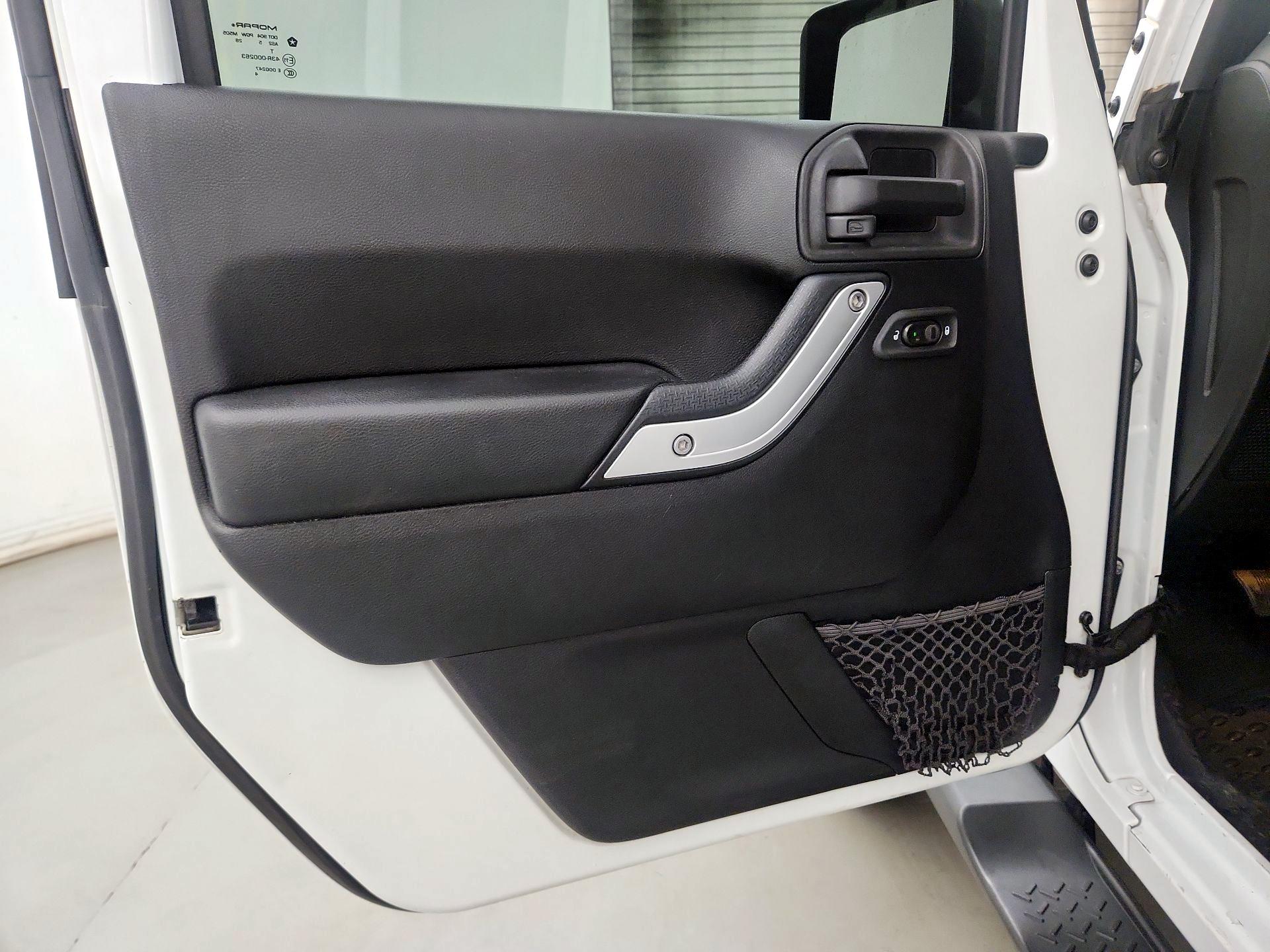 Thumbnail: 2015 Jeep Wrangler - 10