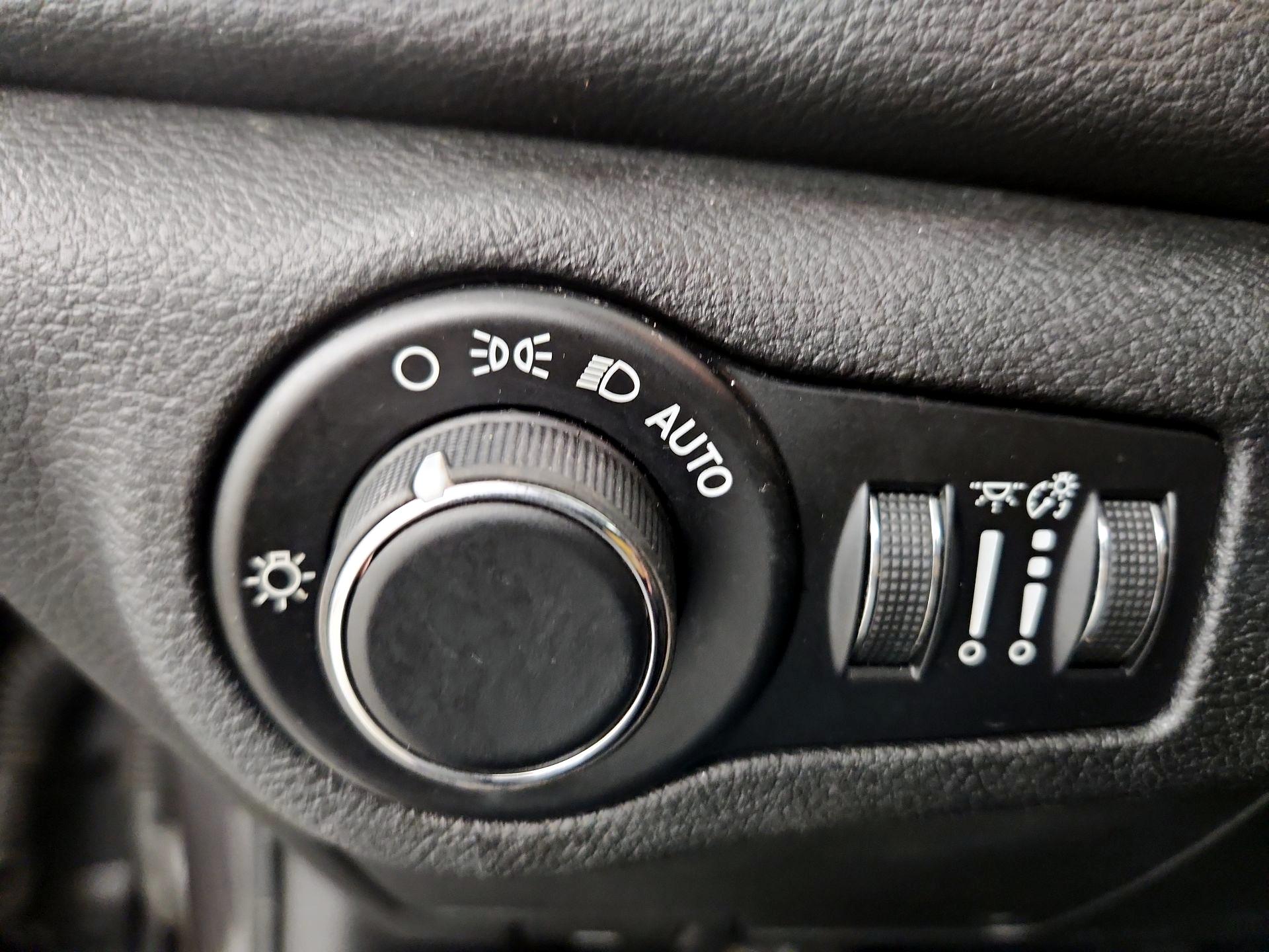 Thumbnail: 2015 Chrysler 200 - 13