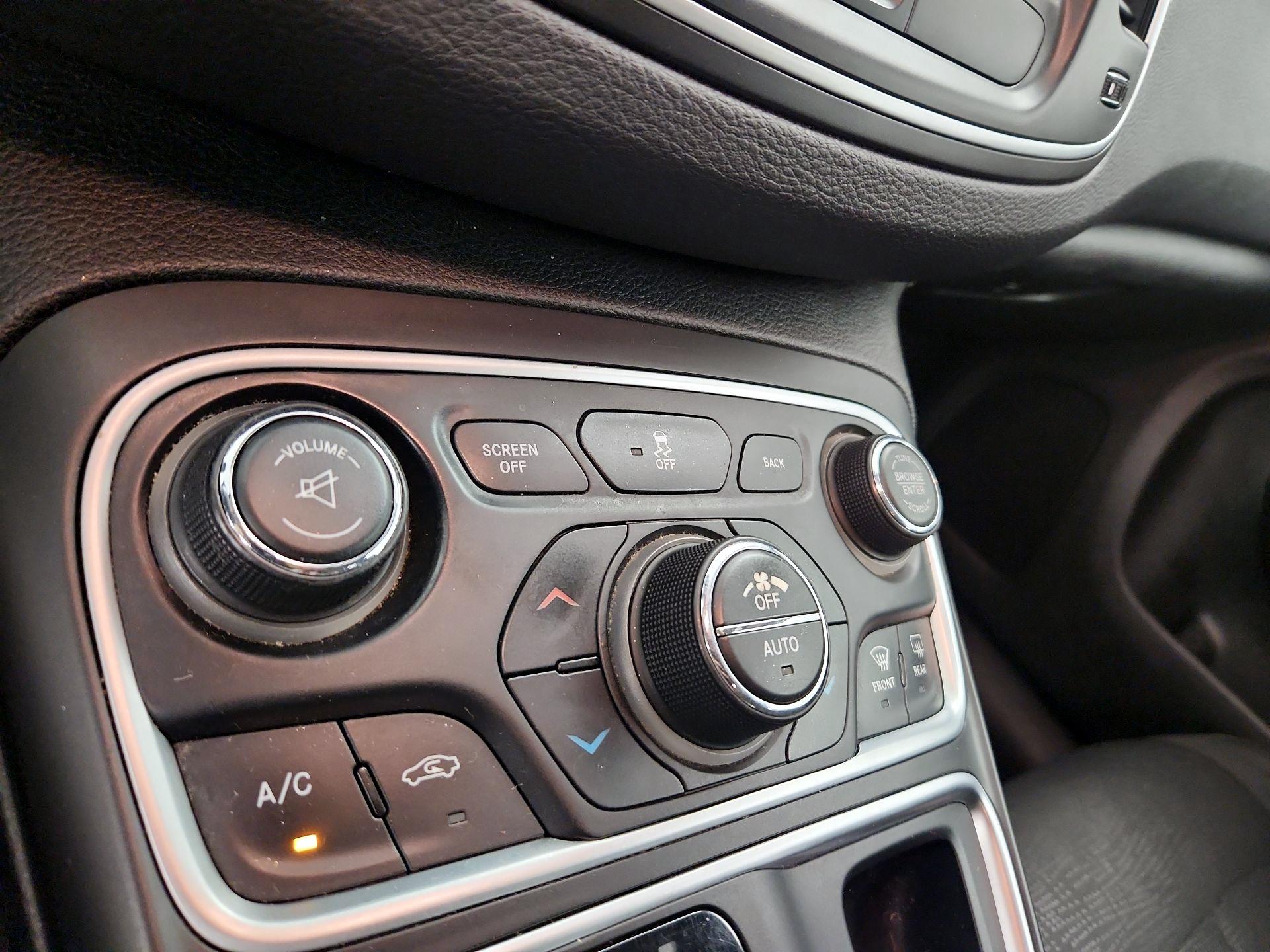 Thumbnail: 2015 Chrysler 200 - 16