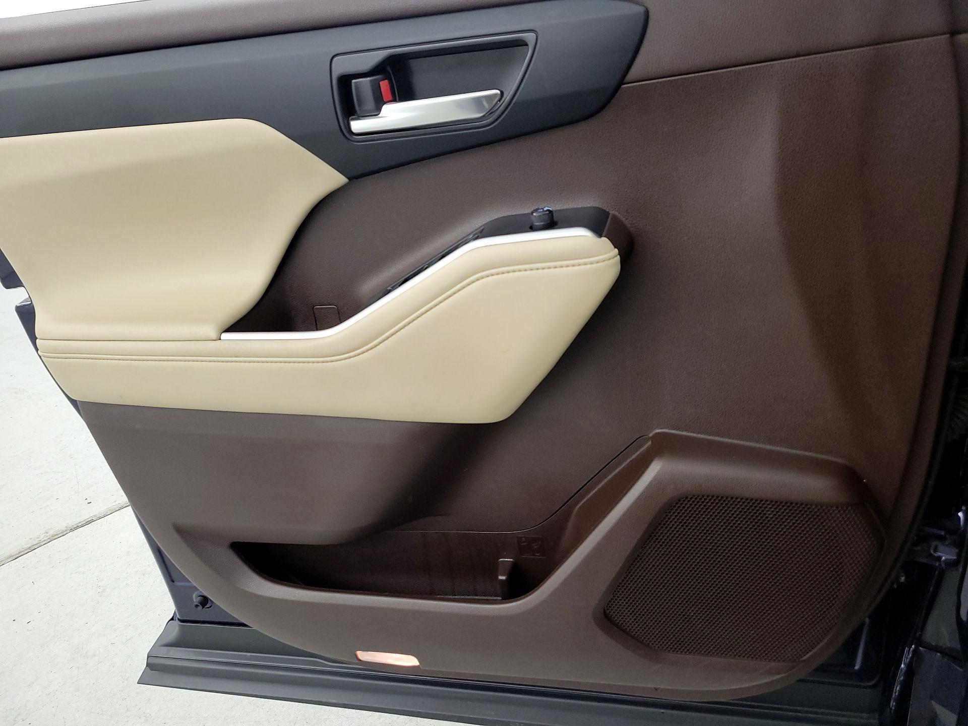 Thumbnail: 2021 Toyota Highlander - 12
