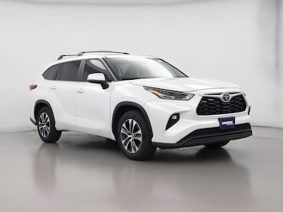 White 2023 Toyota Highlander XLE