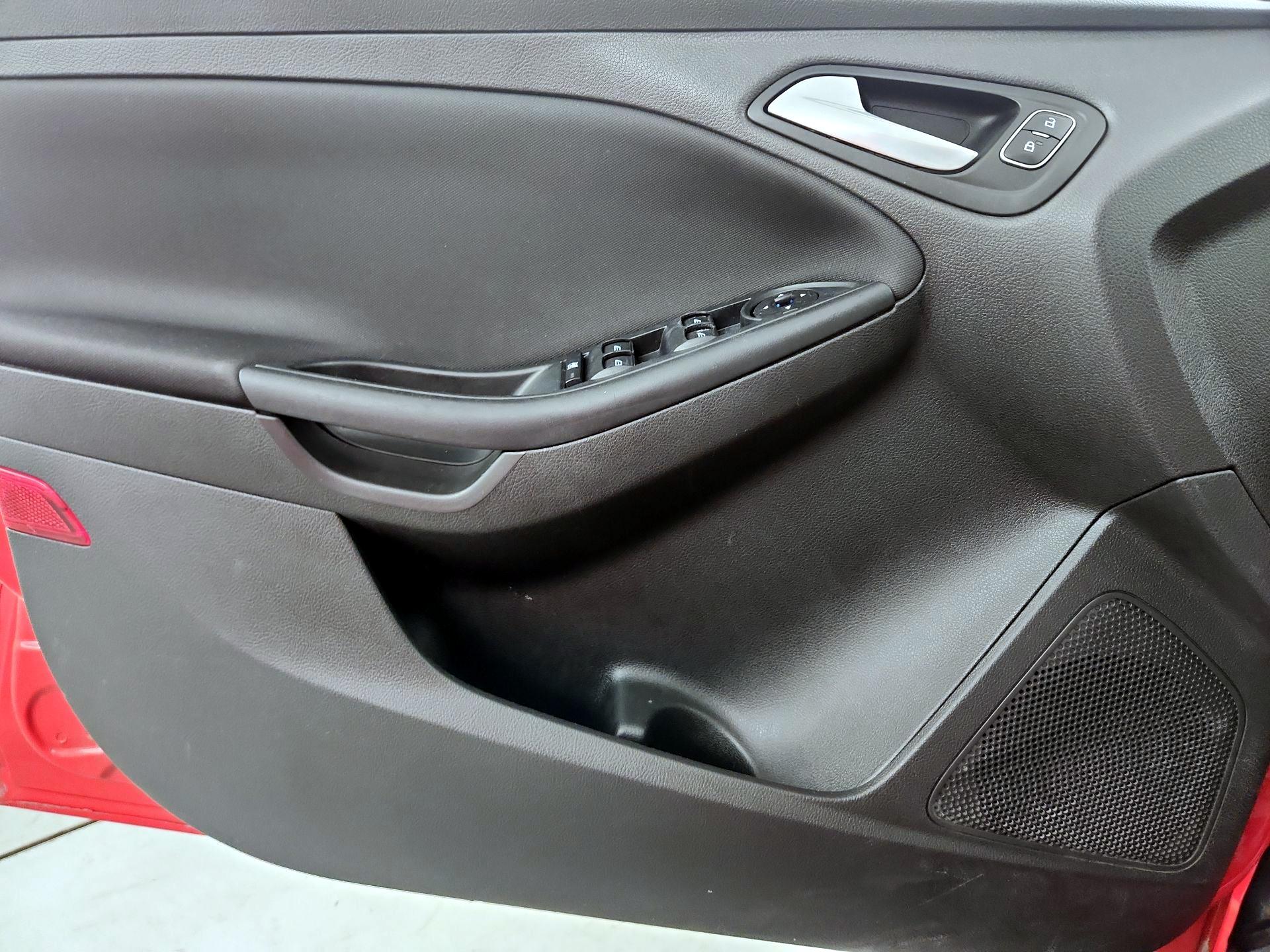 Thumbnail: 2016 Ford Focus - 12