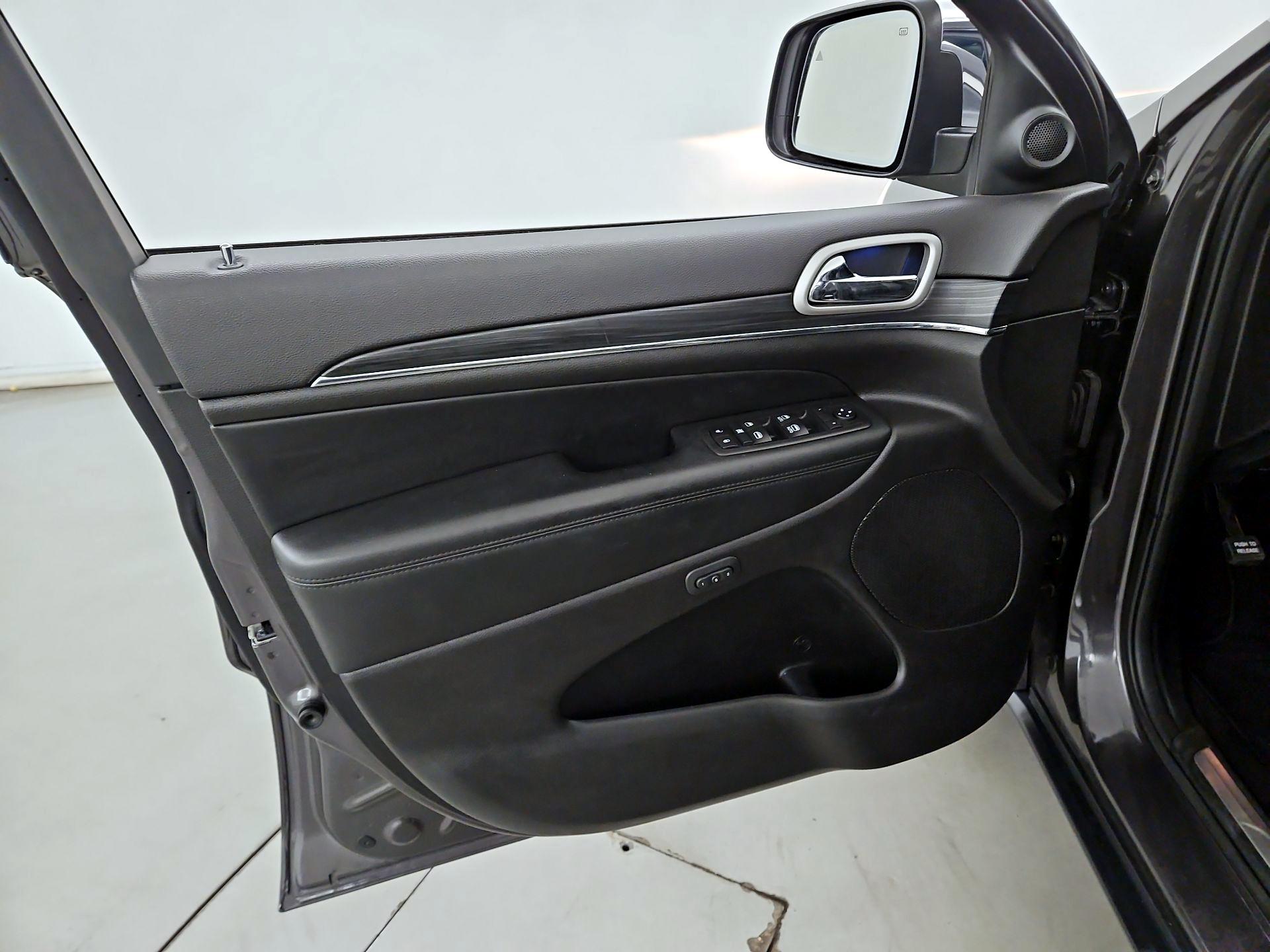 Thumbnail: 2020 Jeep Grand Cherokee - 12