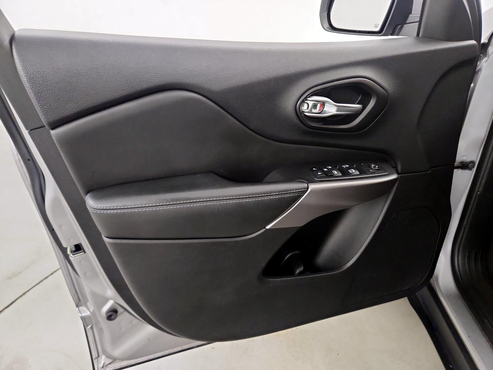 Thumbnail: 2021 Jeep Cherokee - 12
