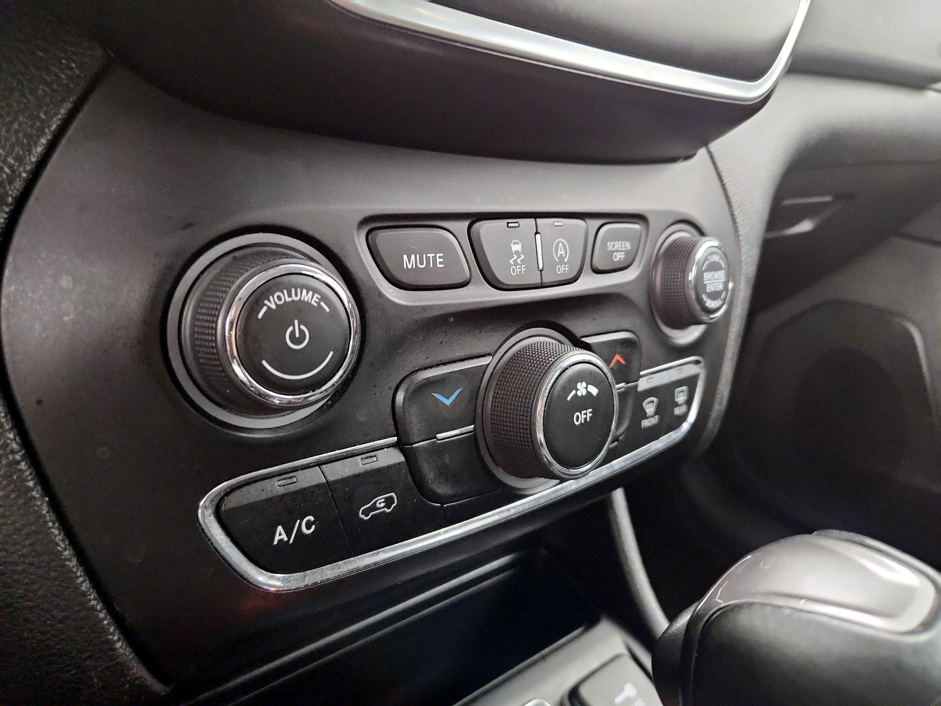 Thumbnail: 2021 Jeep Cherokee - 16