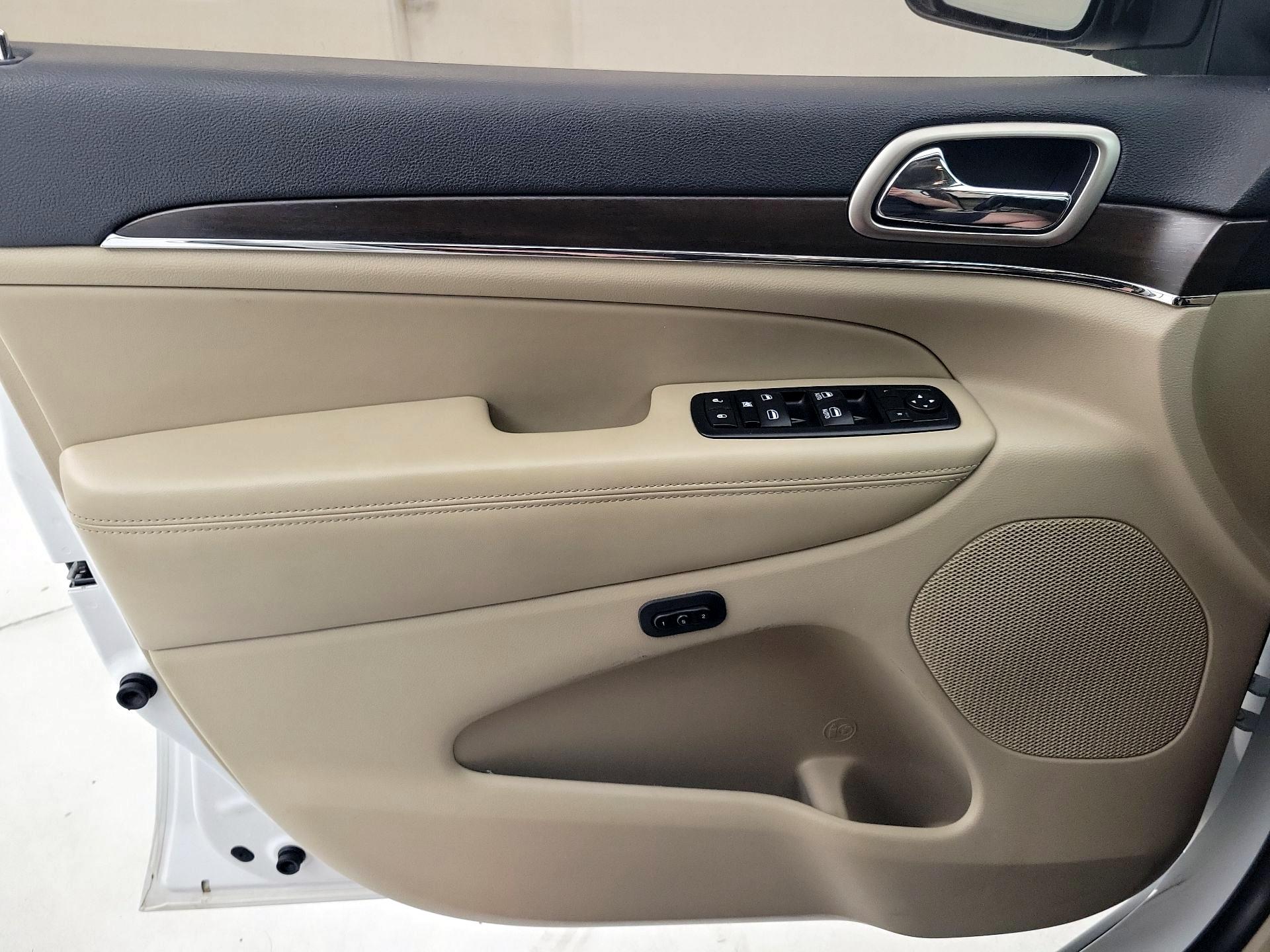 Thumbnail: 2016 Jeep Grand Cherokee - 12