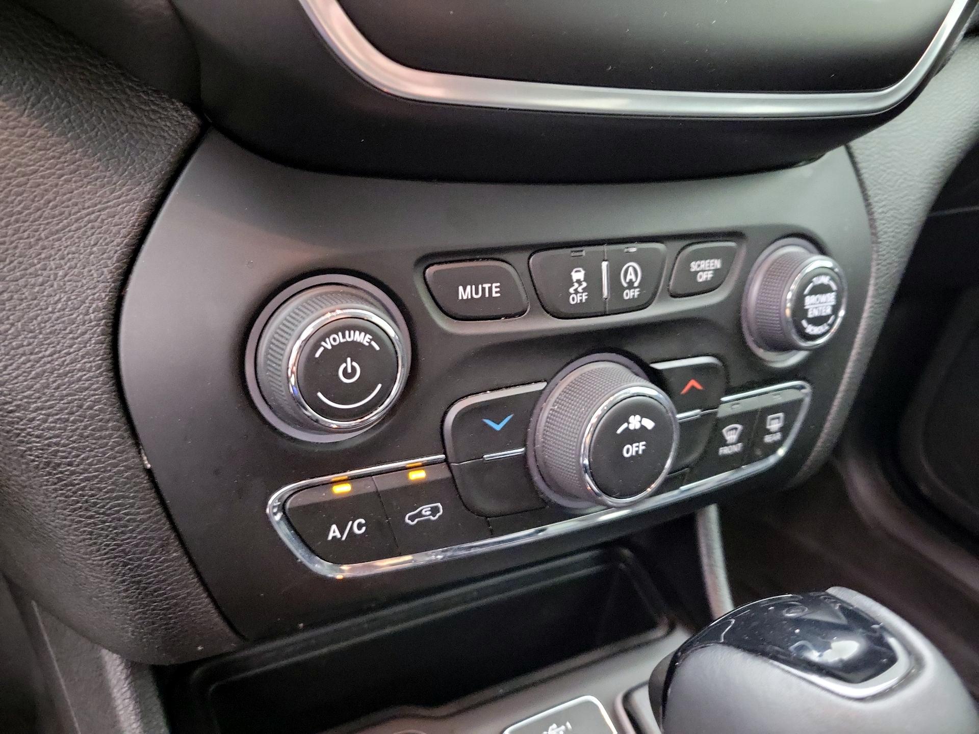 Thumbnail: 2021 Jeep Cherokee - 16
