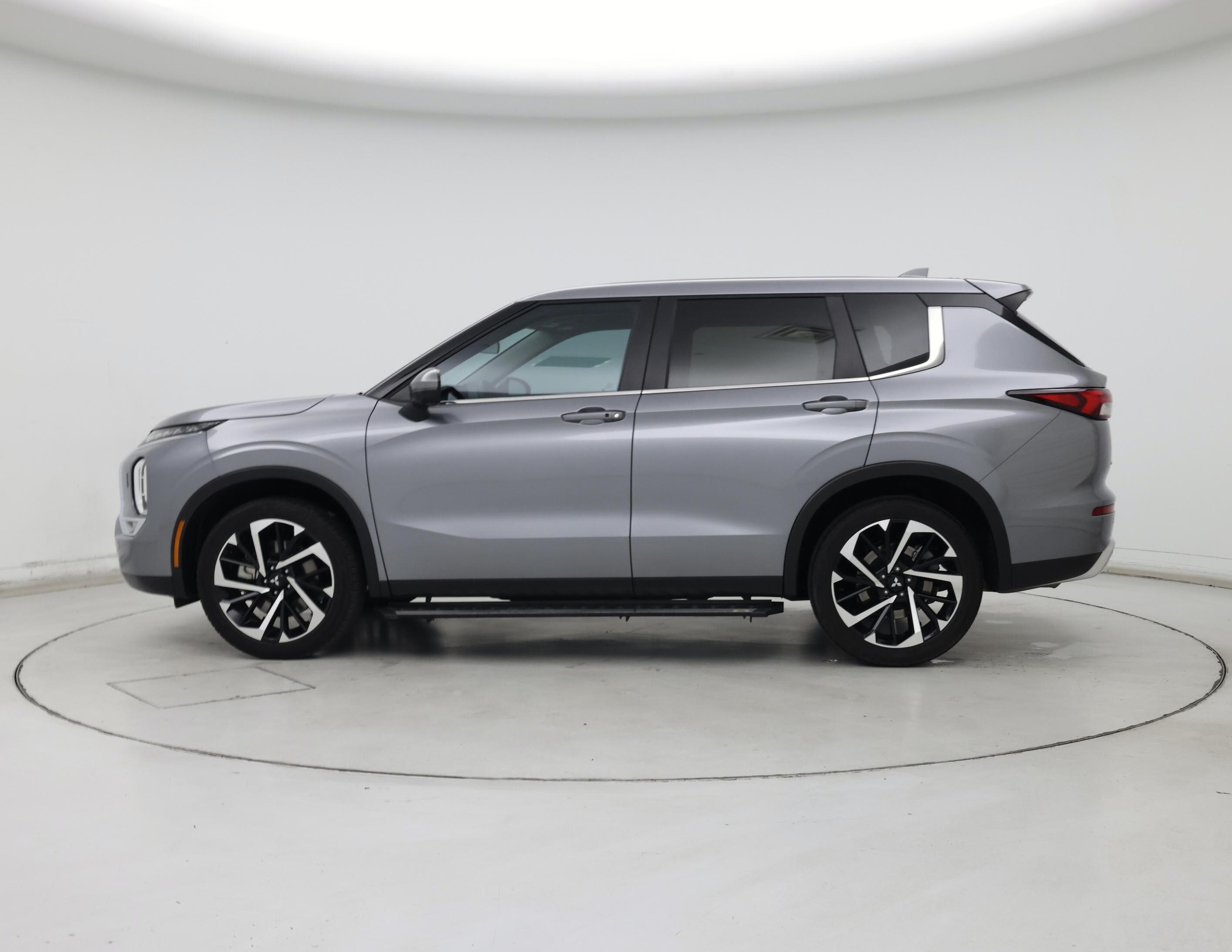 Thumbnail: 2024 Mitsubishi Outlander - 3