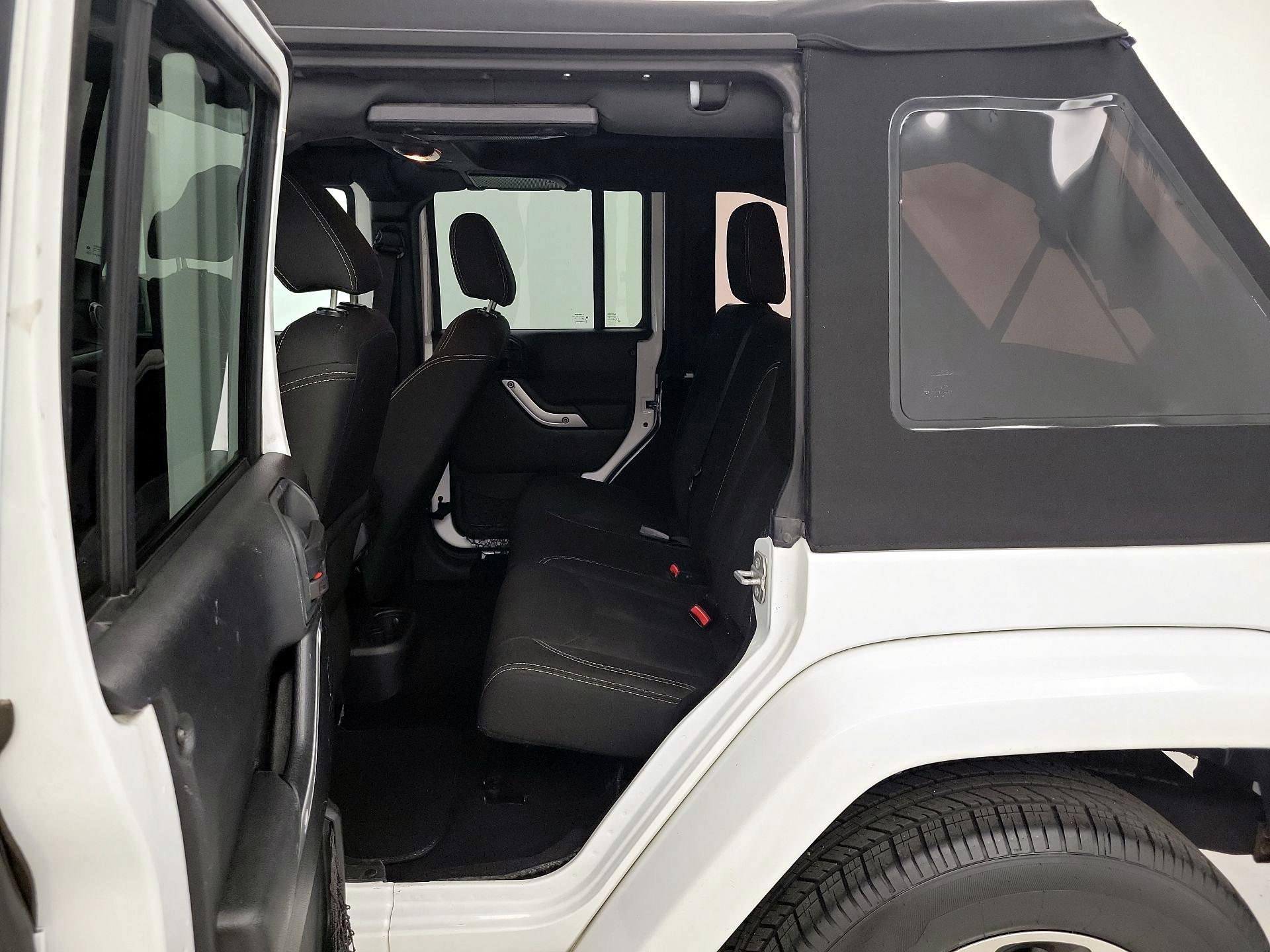 Thumbnail: 2016 Jeep Wrangler - 18