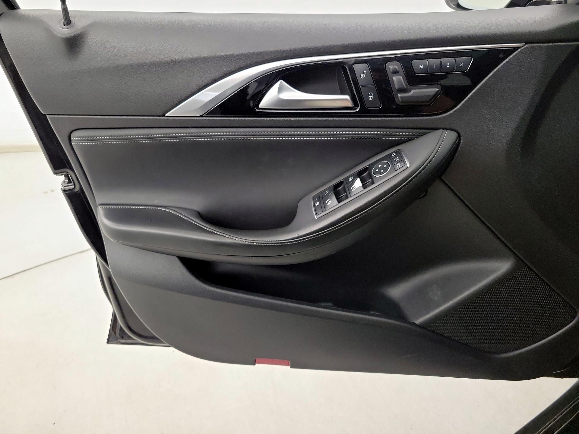 Thumbnail: 2019 INFINITI QX30 - 12
