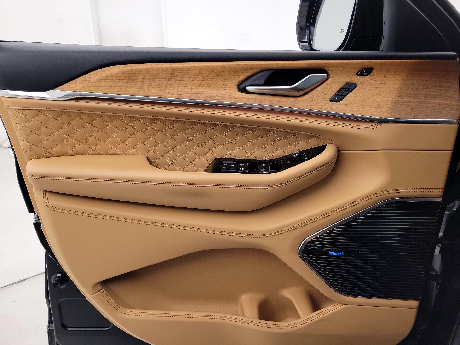 Thumbnail: 2022 Jeep Grand Cherokee - 12
