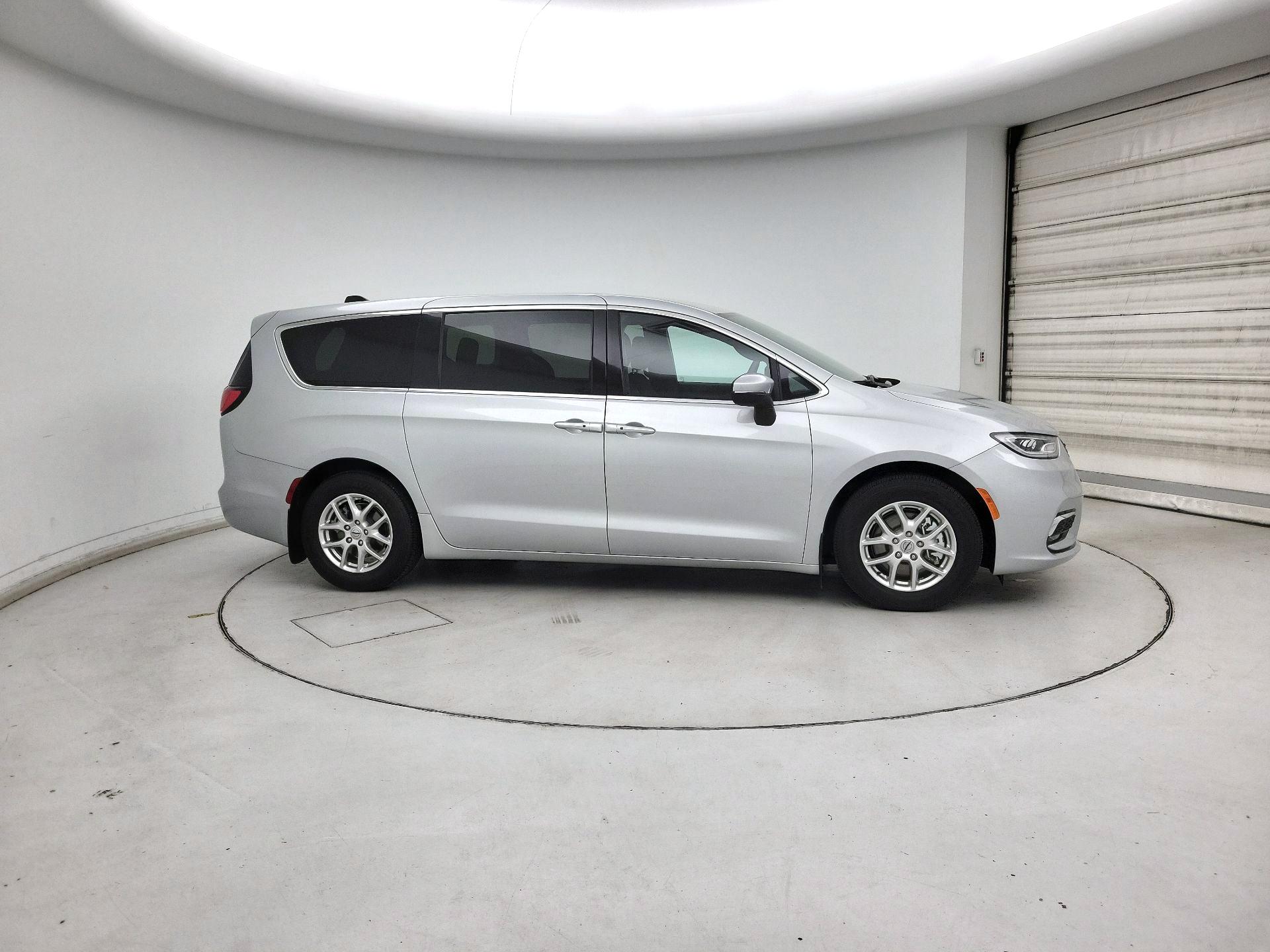 Thumbnail: 2023 Chrysler Pacifica - 4