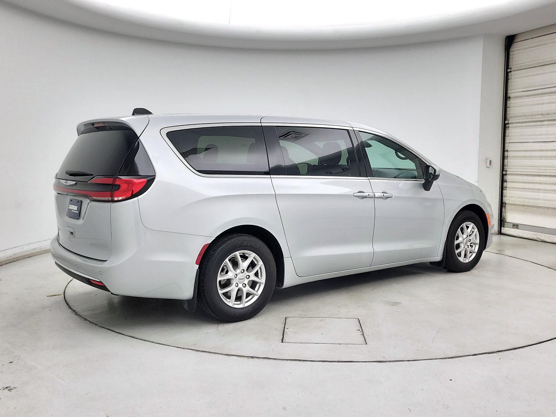 Thumbnail: 2023 Chrysler Pacifica - 5