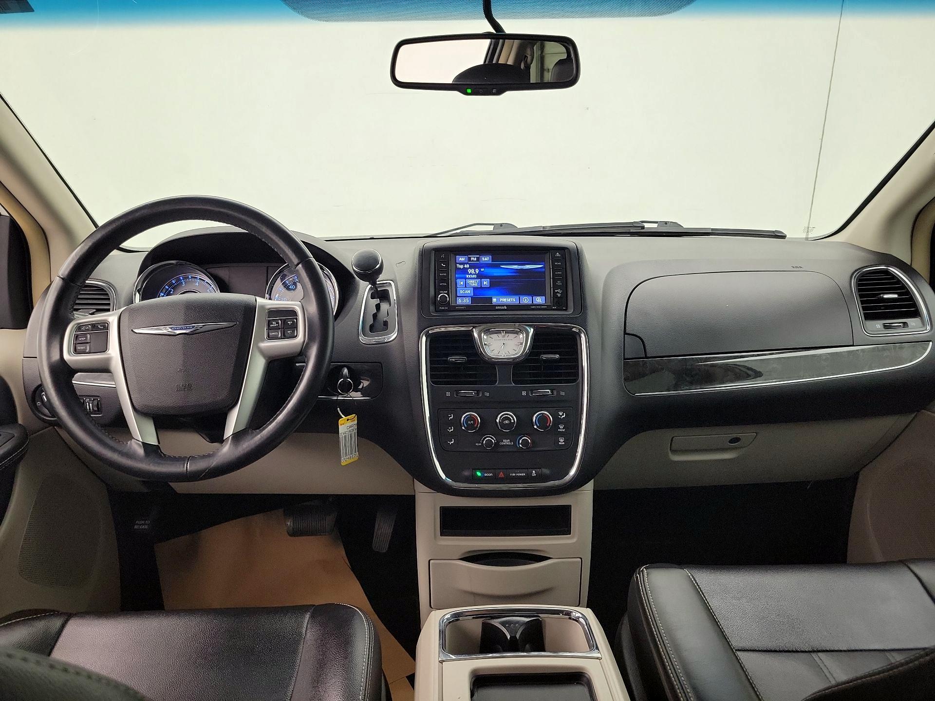 Thumbnail: 2015 Chrysler Town & Country - 9