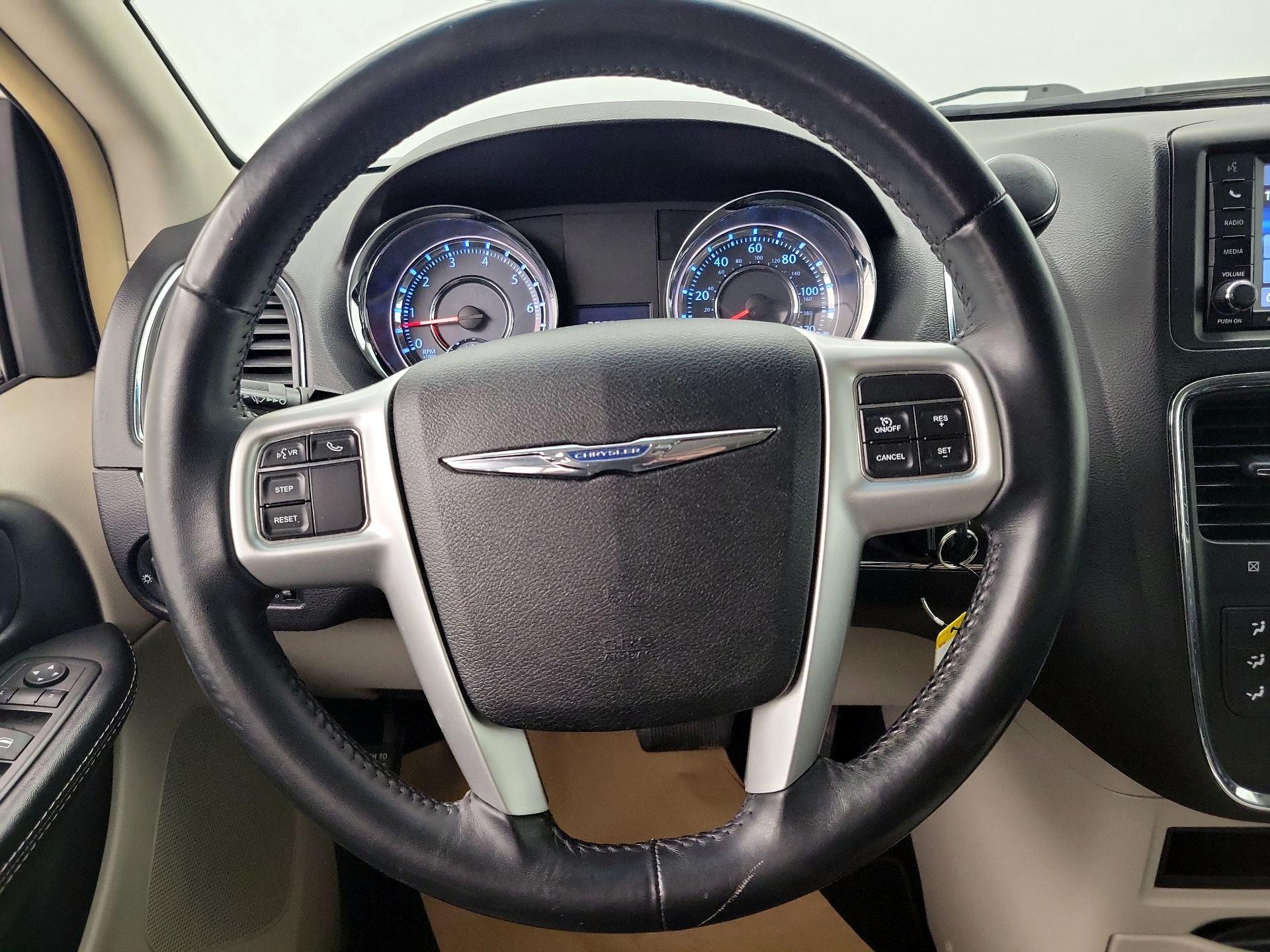 Thumbnail: 2015 Chrysler Town & Country - 10