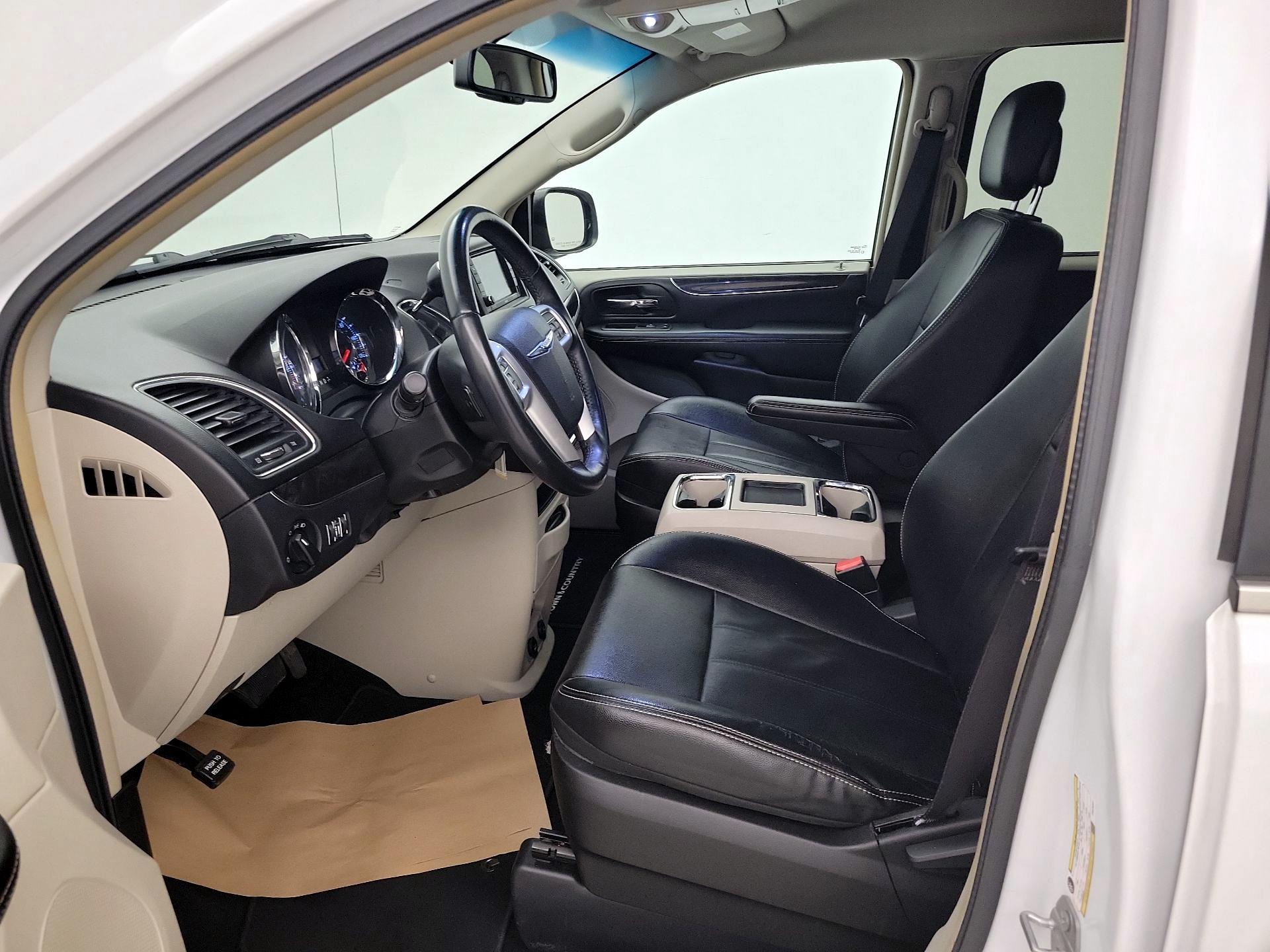 Thumbnail: 2015 Chrysler Town & Country - 11