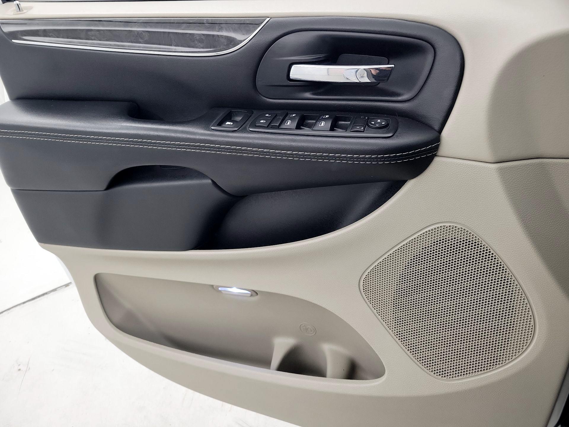 Thumbnail: 2015 Chrysler Town & Country - 12