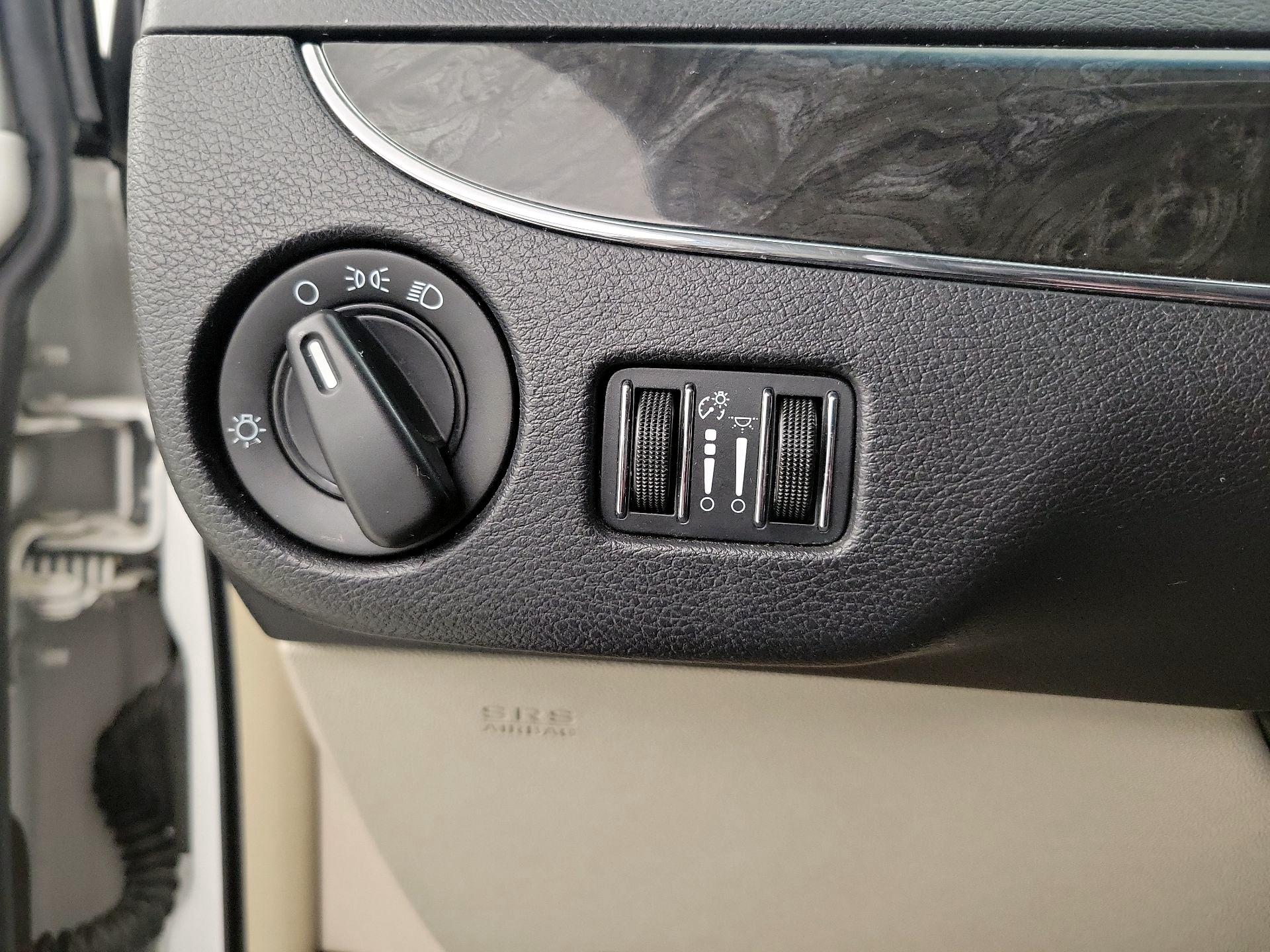 Thumbnail: 2015 Chrysler Town & Country - 13