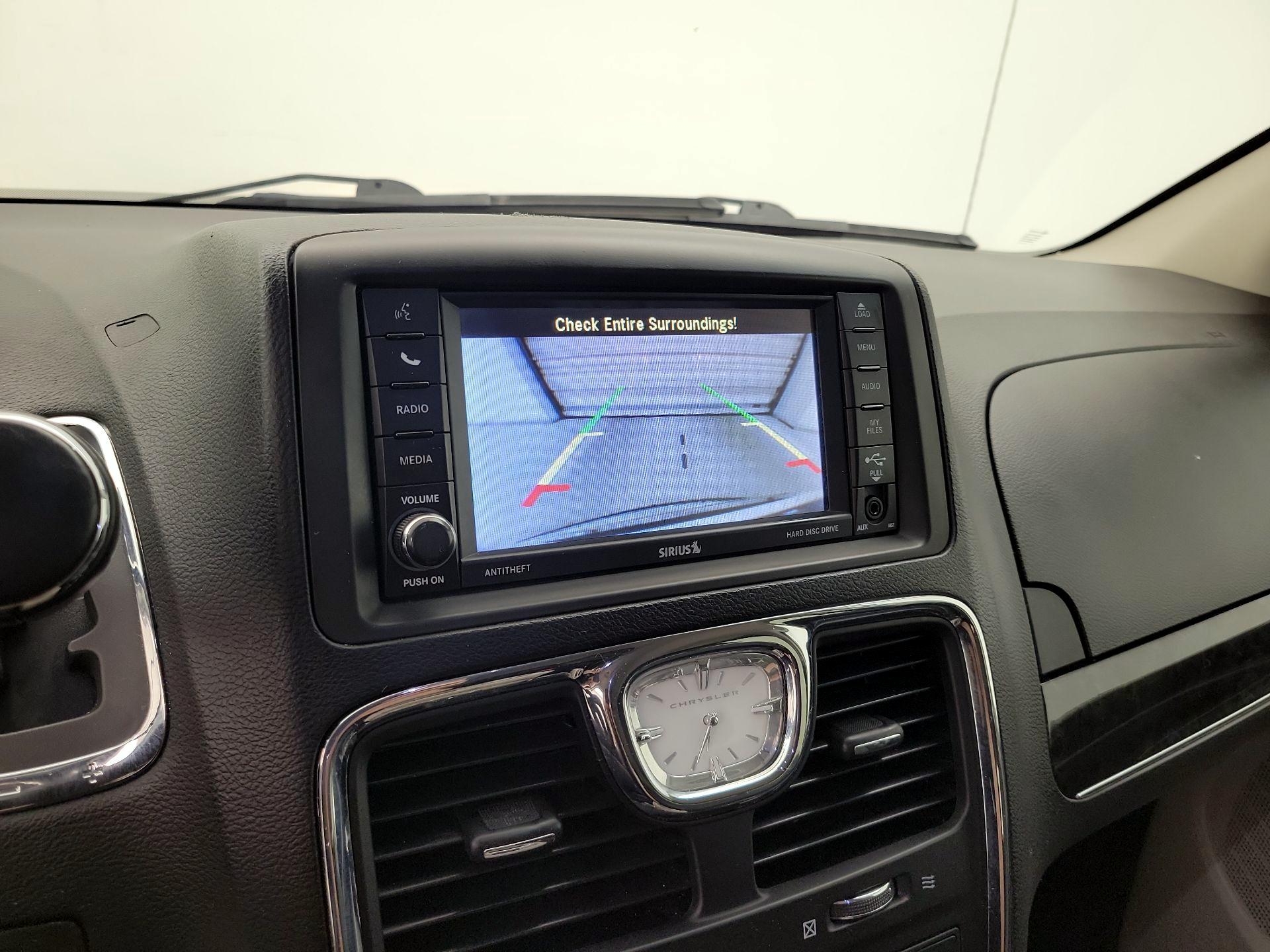 Thumbnail: 2015 Chrysler Town & Country - 14