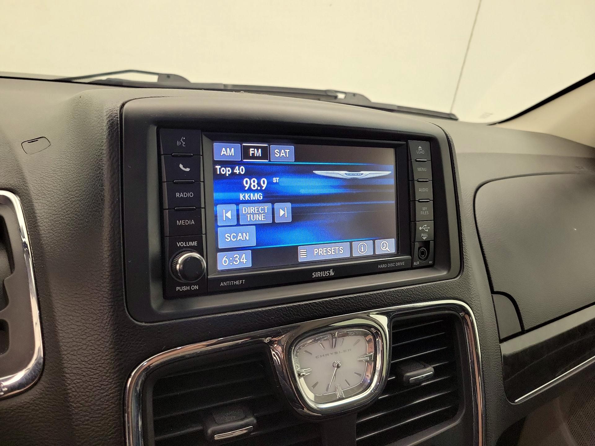 Thumbnail: 2015 Chrysler Town & Country - 15