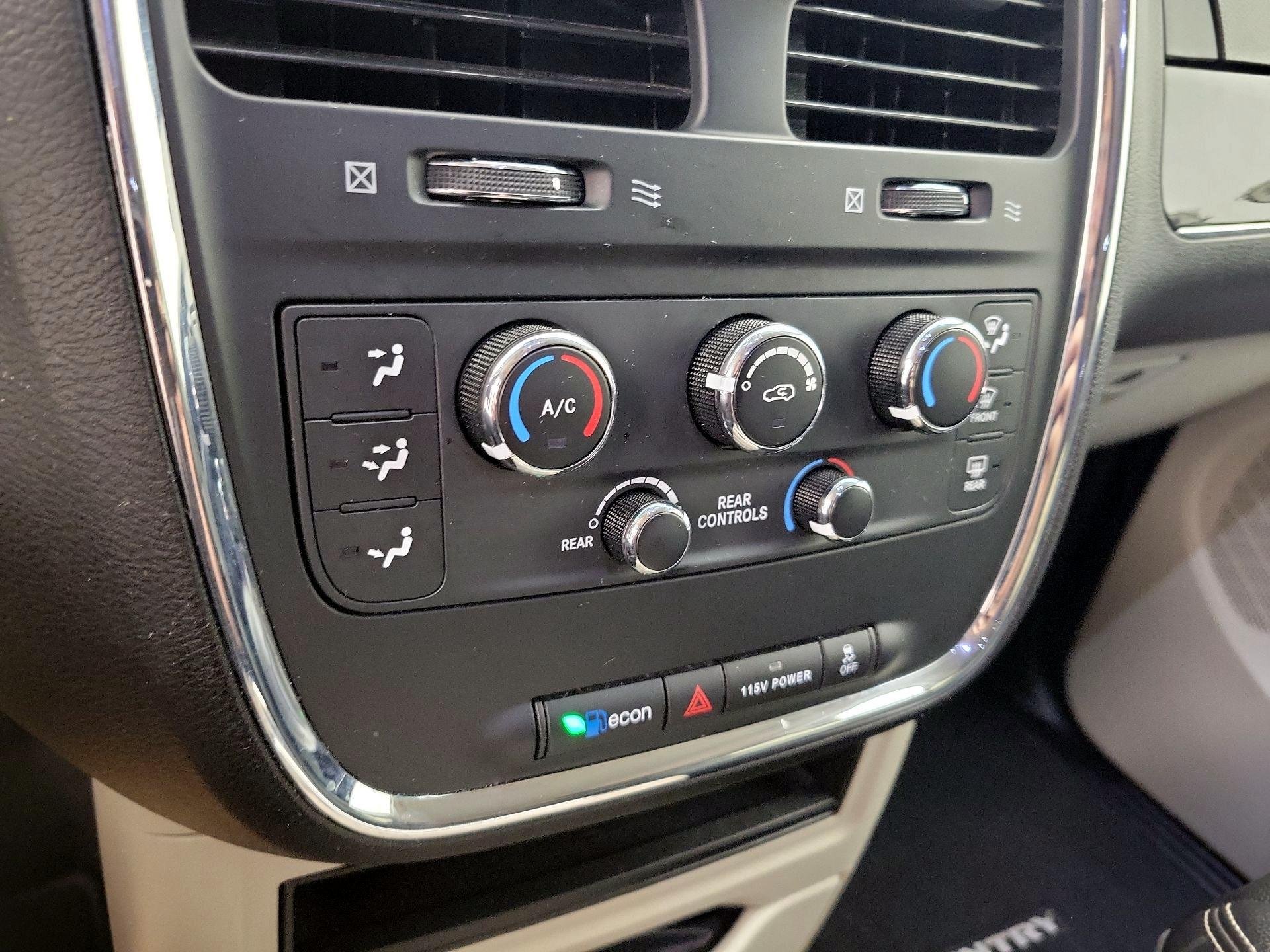 Thumbnail: 2015 Chrysler Town & Country - 16