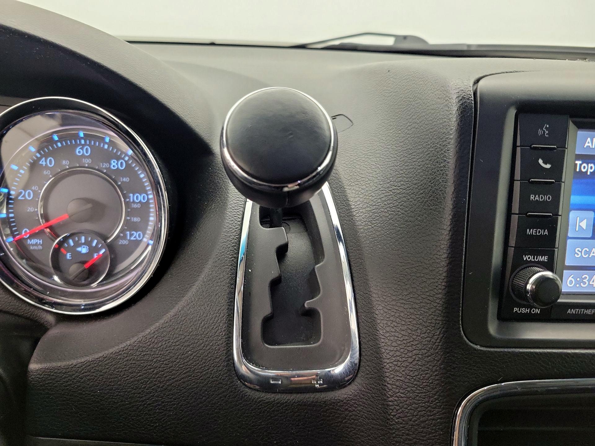 Thumbnail: 2015 Chrysler Town & Country - 17
