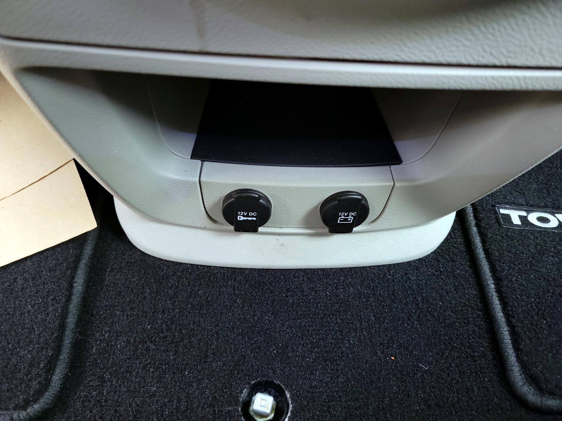 Thumbnail: 2015 Chrysler Town & Country - 18