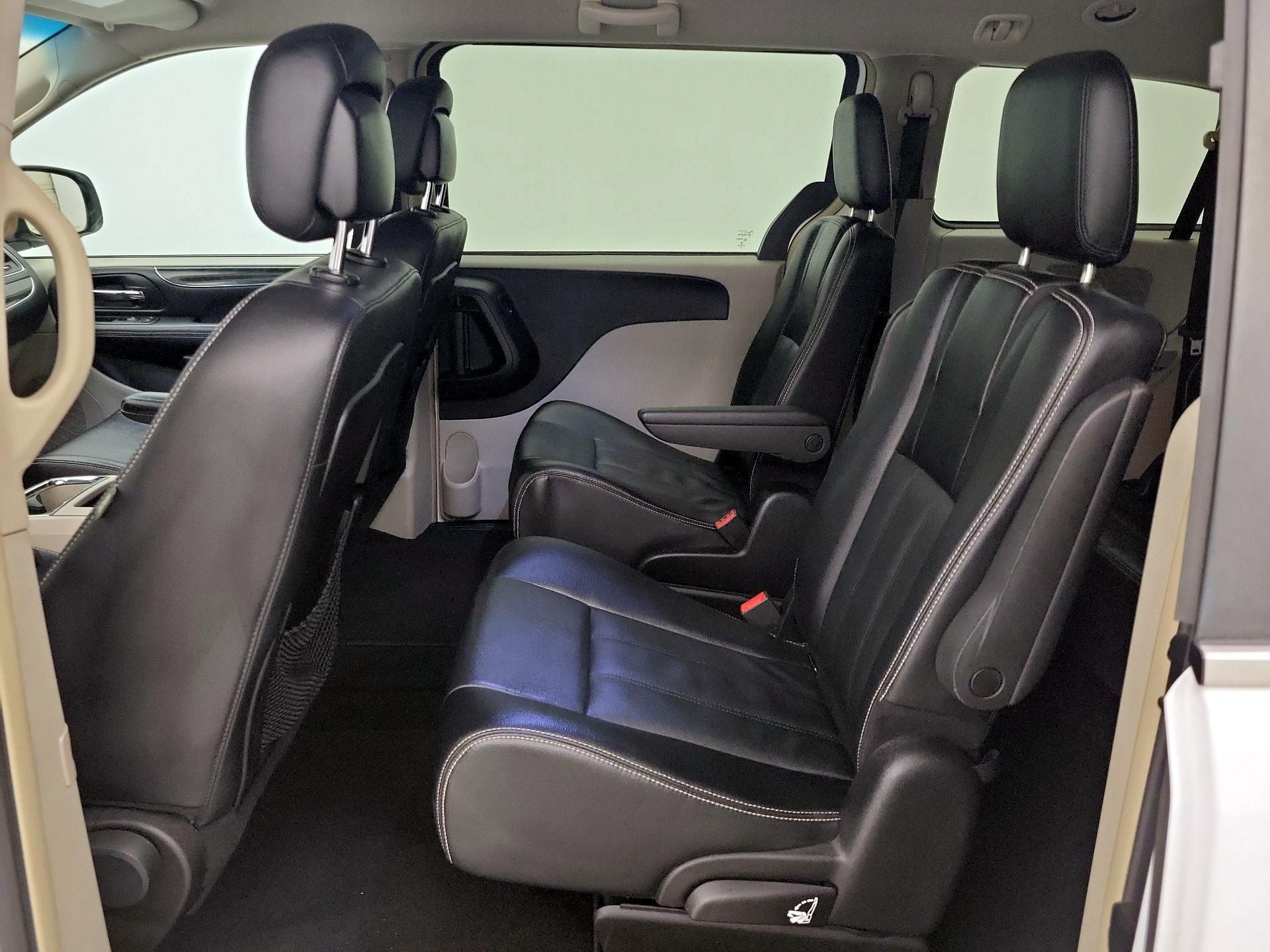 Thumbnail: 2015 Chrysler Town & Country - 19