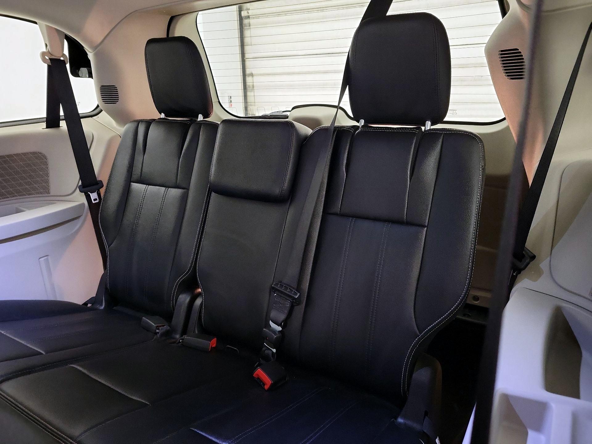 Thumbnail: 2015 Chrysler Town & Country - 20
