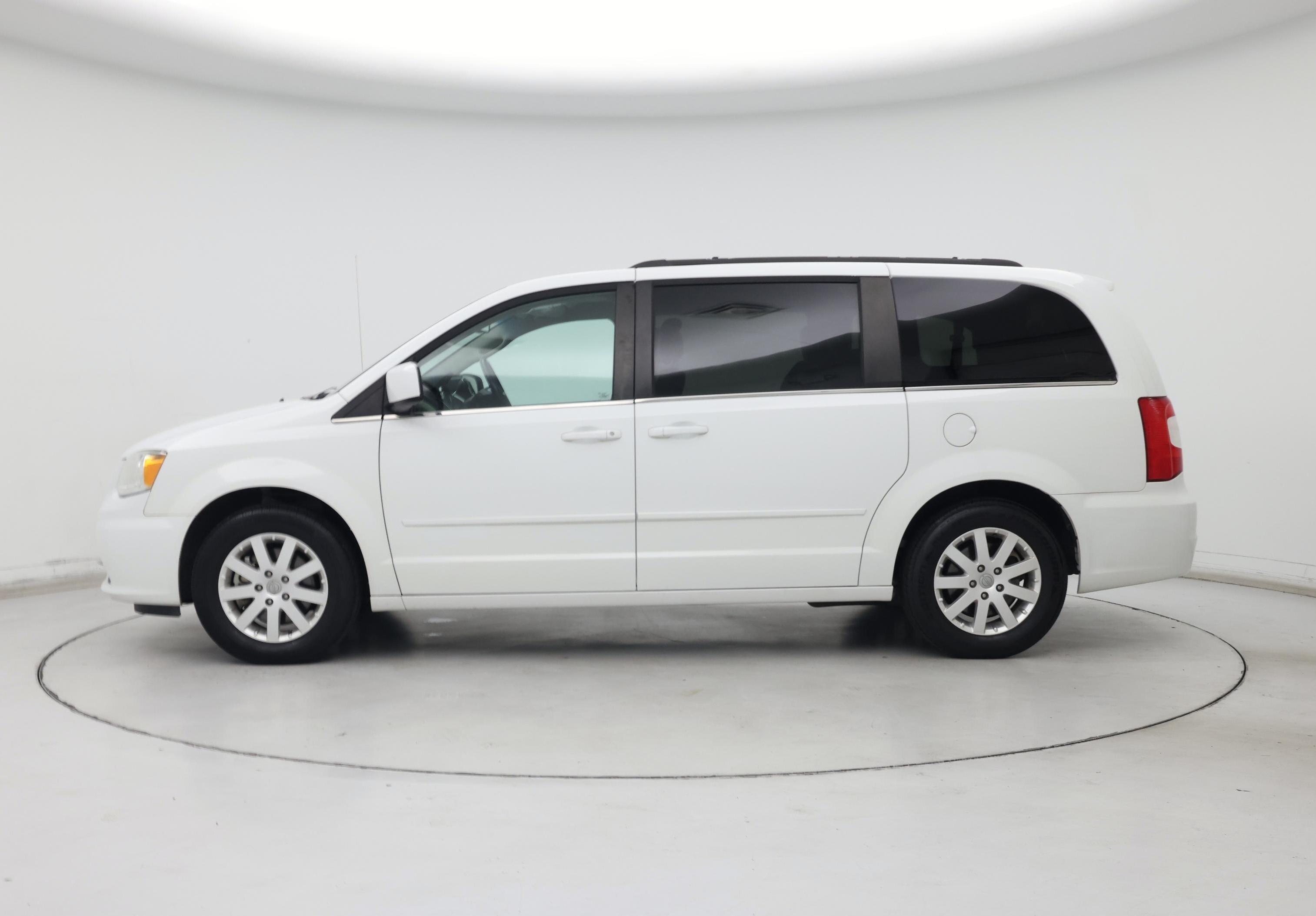 Thumbnail: 2015 Chrysler Town & Country - 3