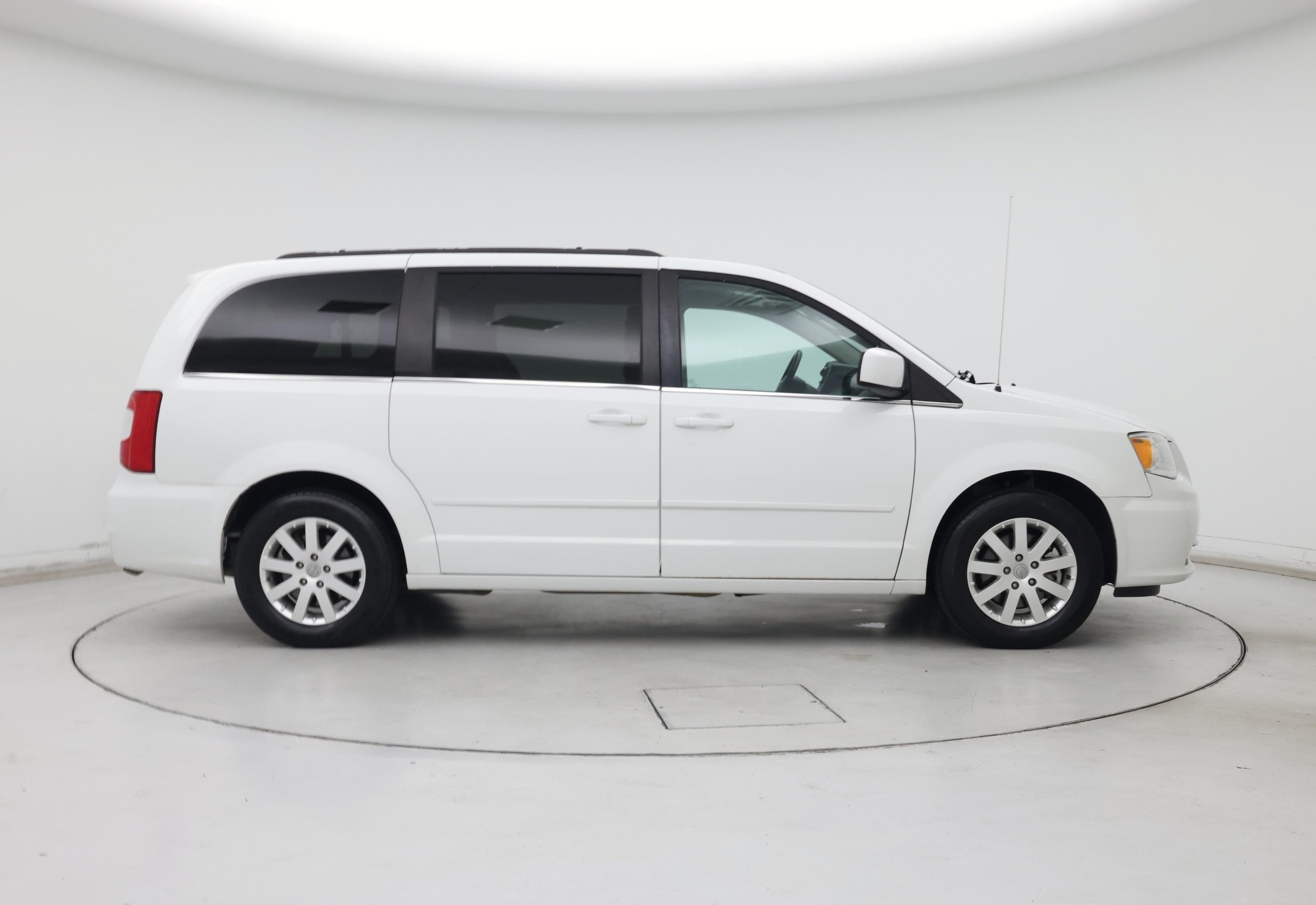 Thumbnail: 2015 Chrysler Town & Country - 7