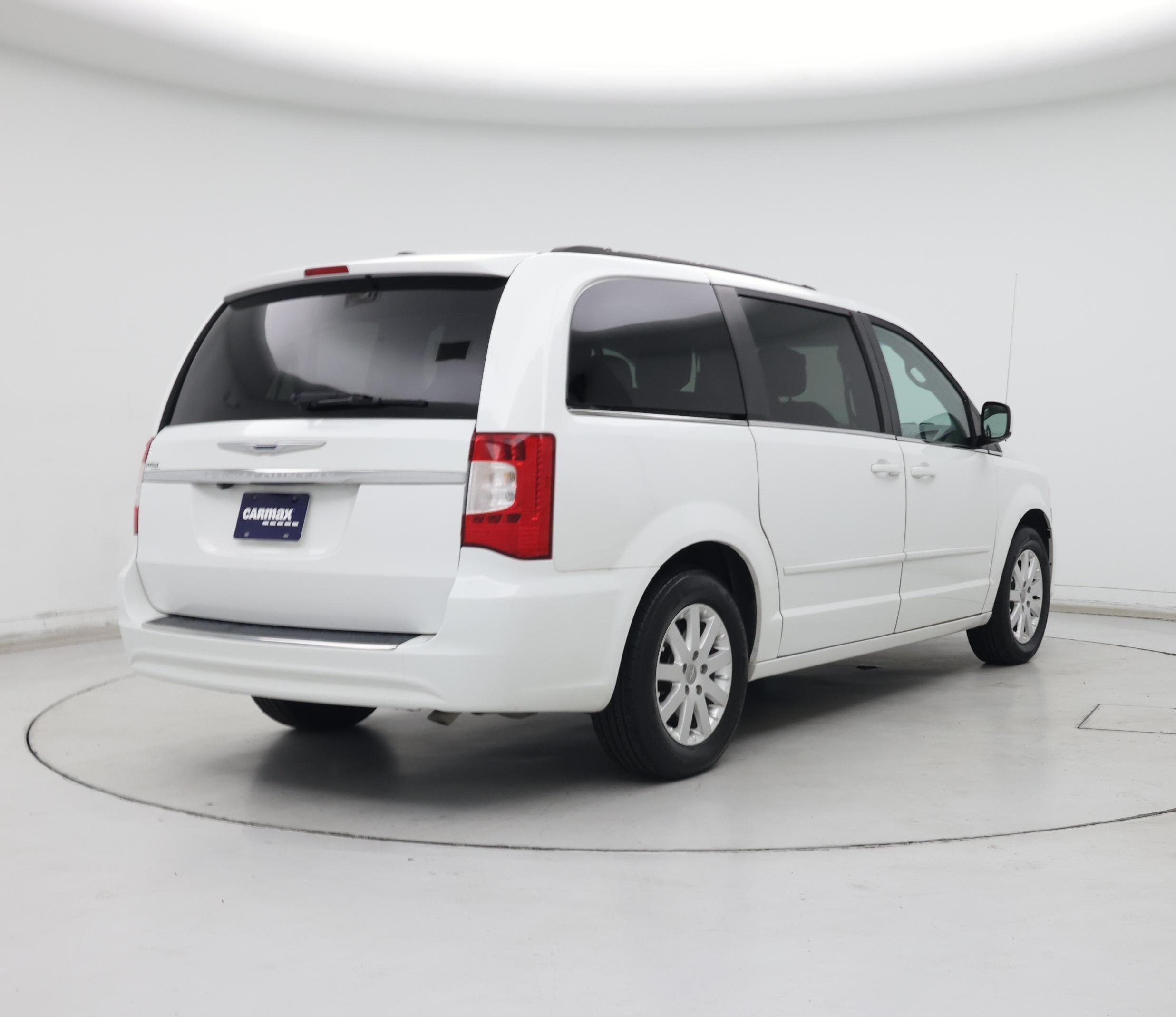 Thumbnail: 2015 Chrysler Town & Country - 8