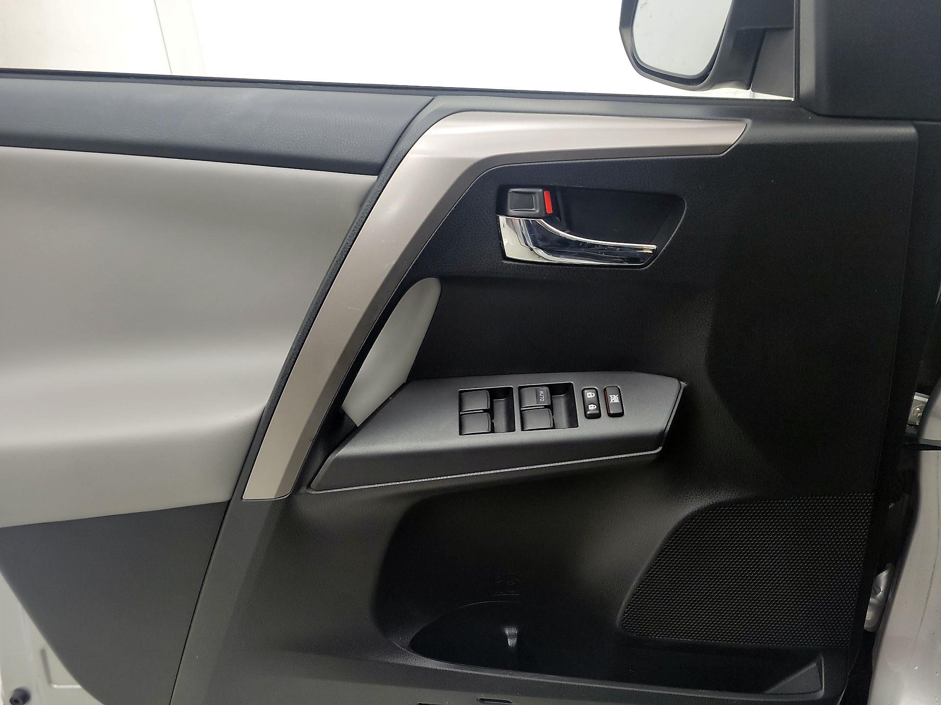Thumbnail: 2018 Toyota RAV4 - 12